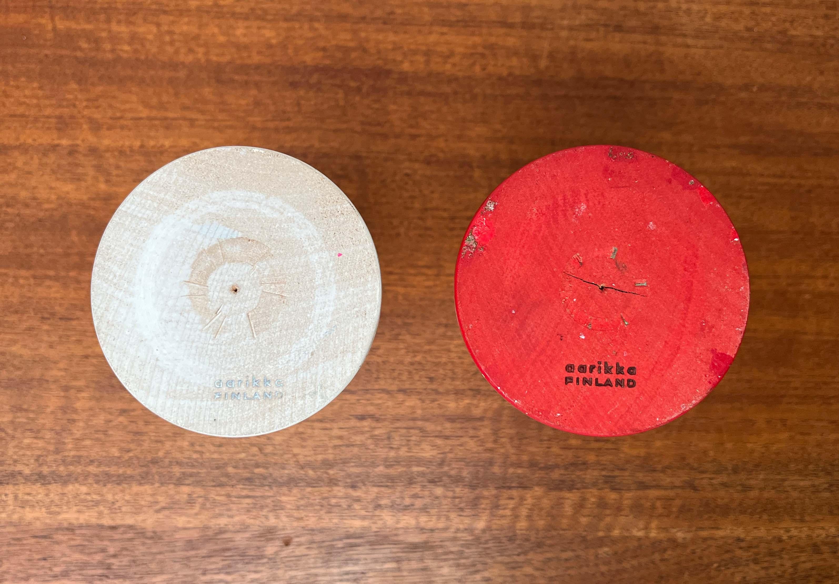 Set di 2 portacandele in legno rosso e bianco della modernità di metà secolo Aarikka, Finlandia in vendita 8