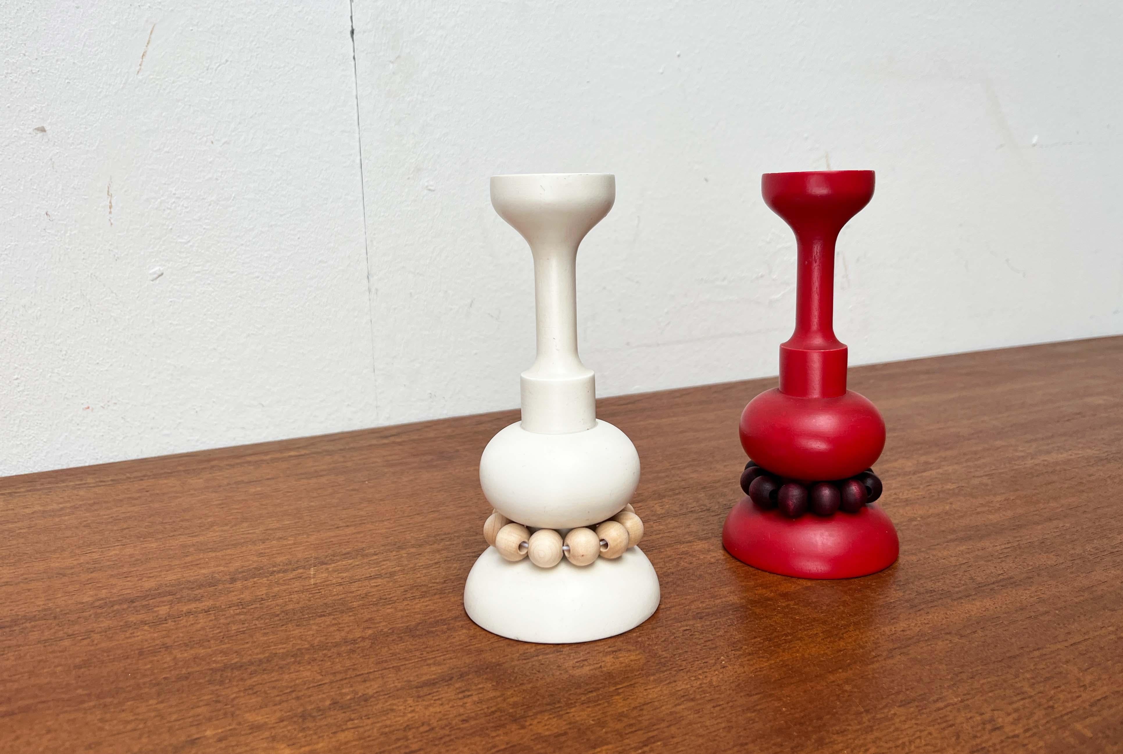 Set di 2 portacandele in legno rosso e bianco della metà del secolo scorso di Aarikka, Finlandia, anni '60