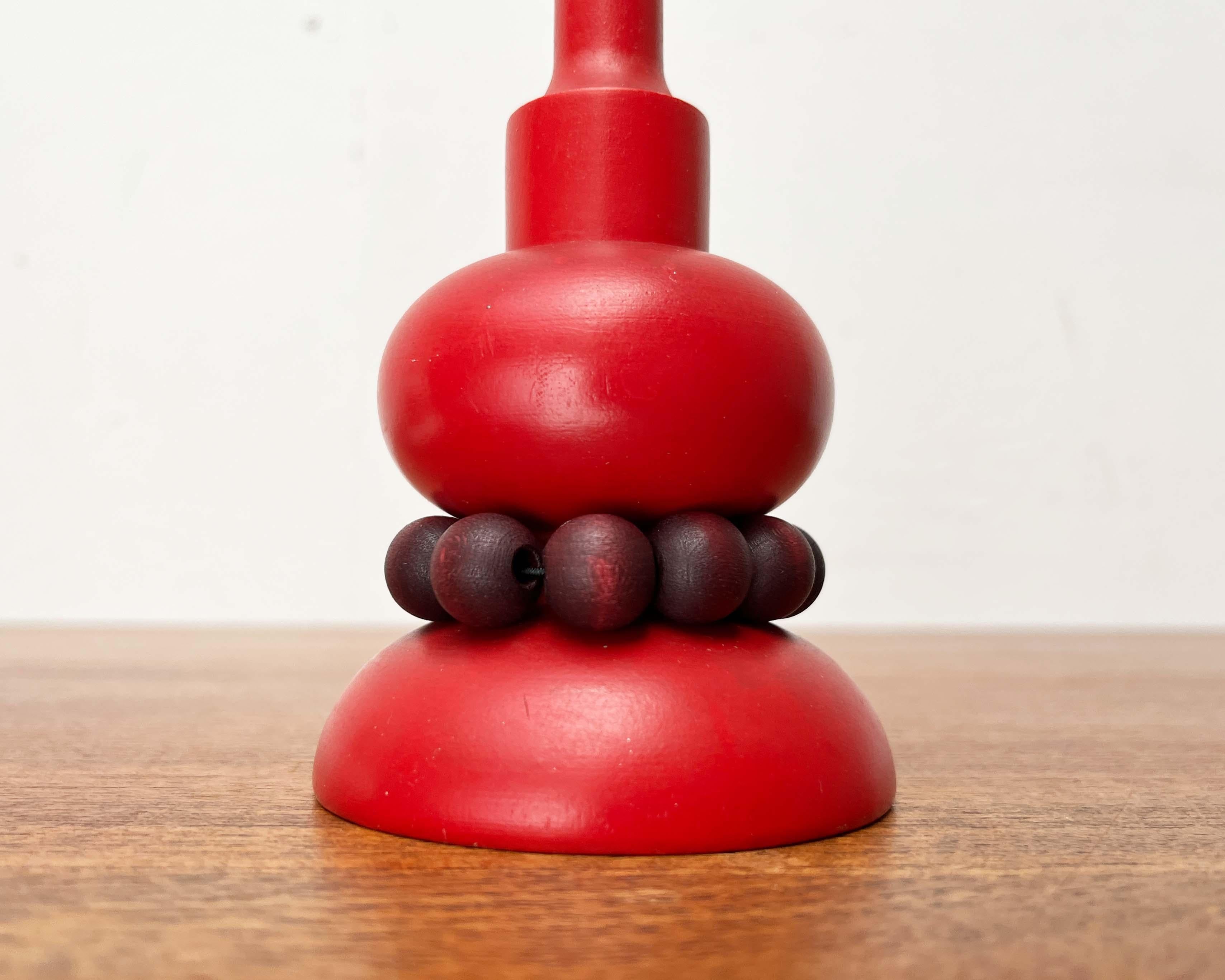 Mid-Century moderno Set di 2 portacandele in legno rosso e bianco della modernità di metà secolo Aarikka, Finlandia in vendita