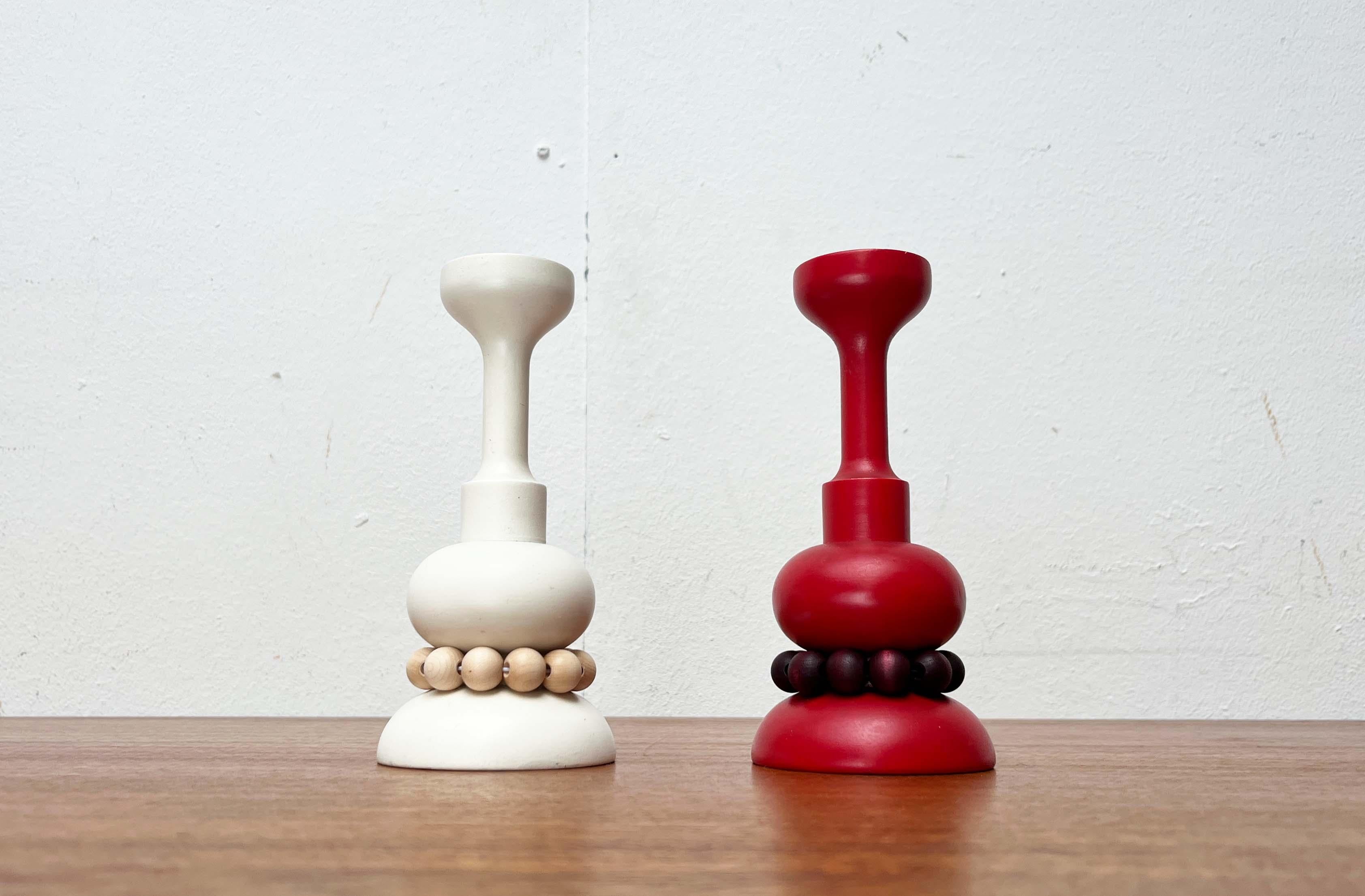 Finlandese Set di 2 portacandele in legno rosso e bianco della modernità di metà secolo Aarikka, Finlandia in vendita