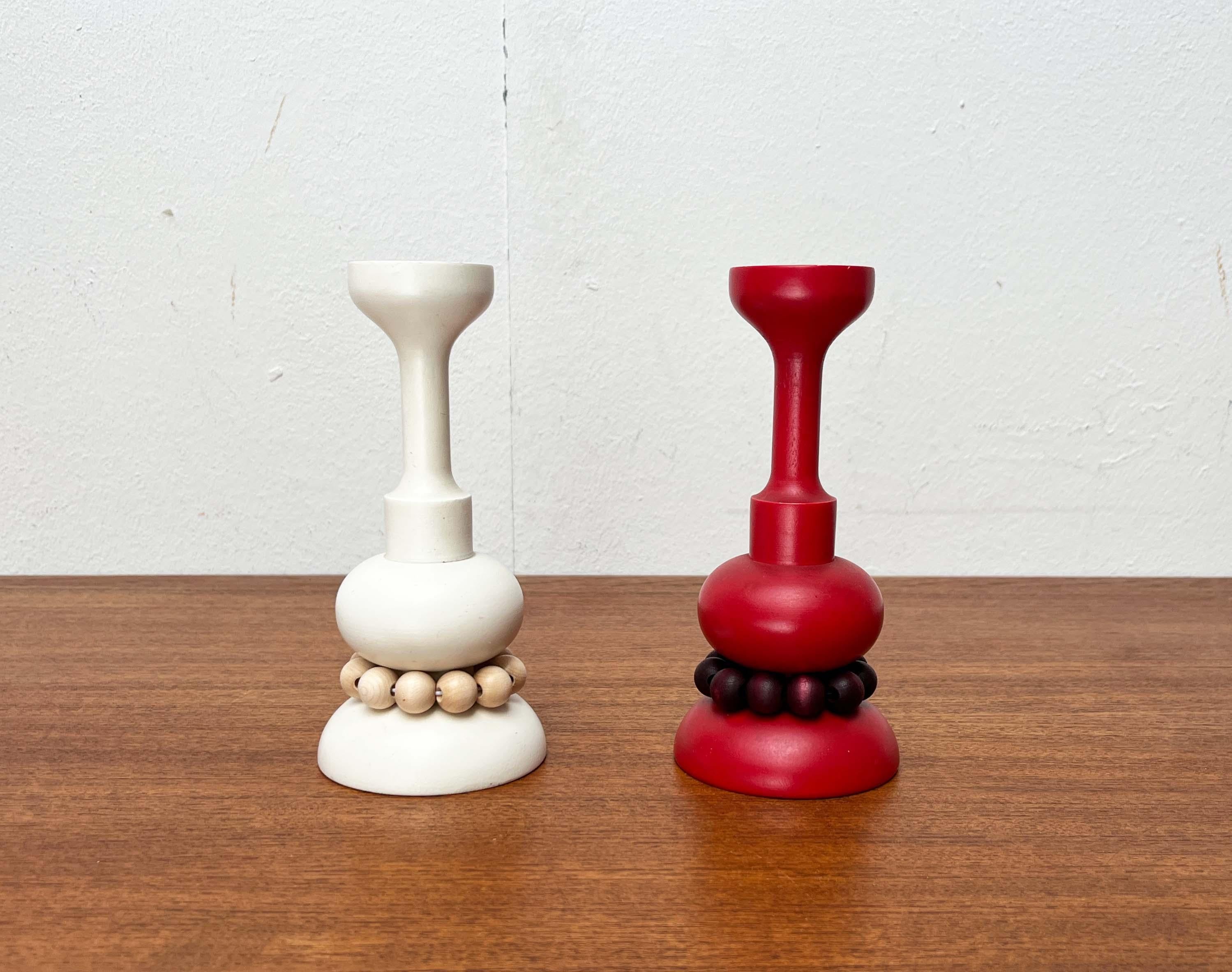 Set di 2 portacandele in legno rosso e bianco della modernità di metà secolo Aarikka, Finlandia In condizioni buone in vendita a Hamburg, DE