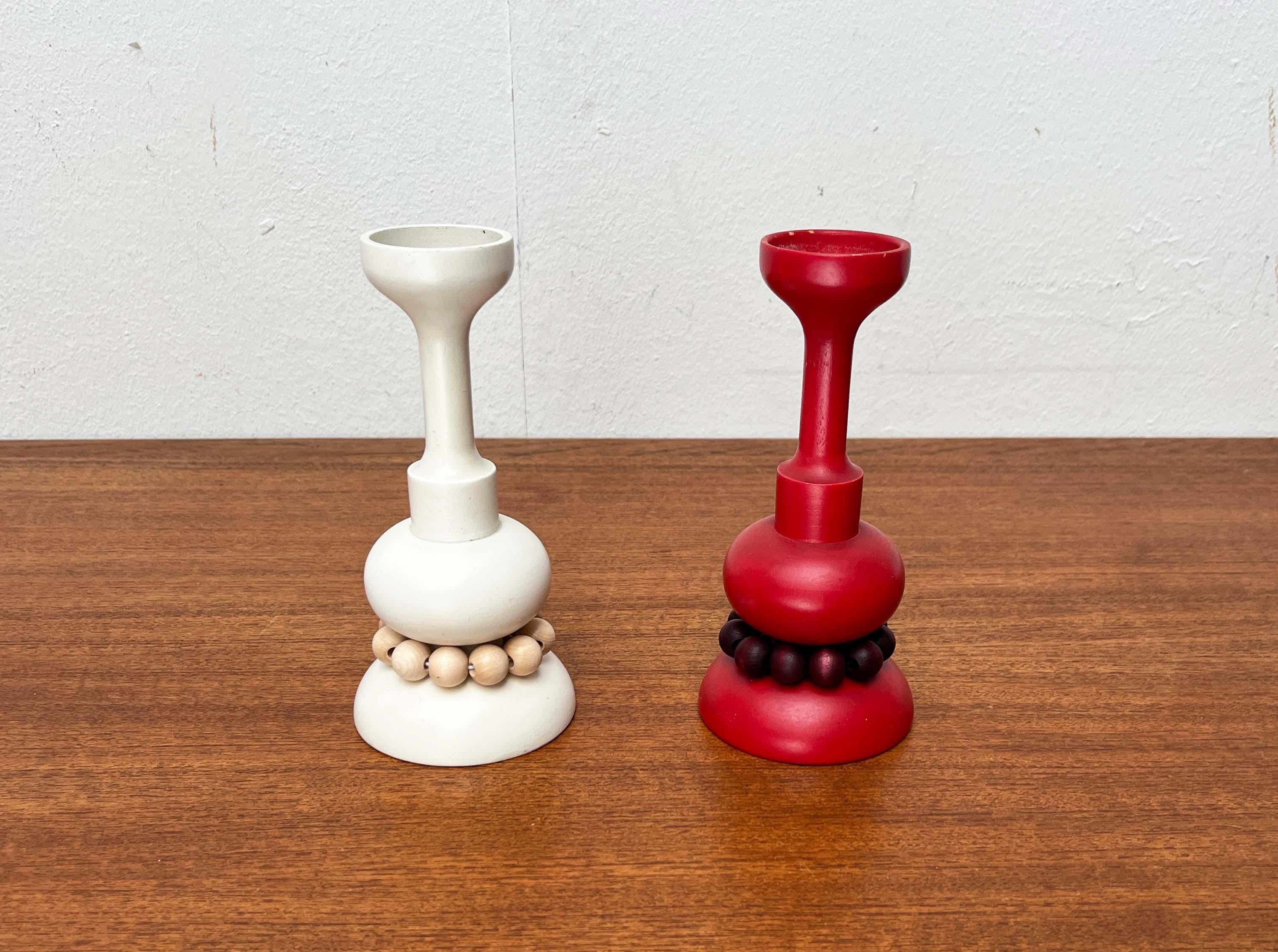 XX secolo Set di 2 portacandele in legno rosso e bianco della modernità di metà secolo Aarikka, Finlandia in vendita