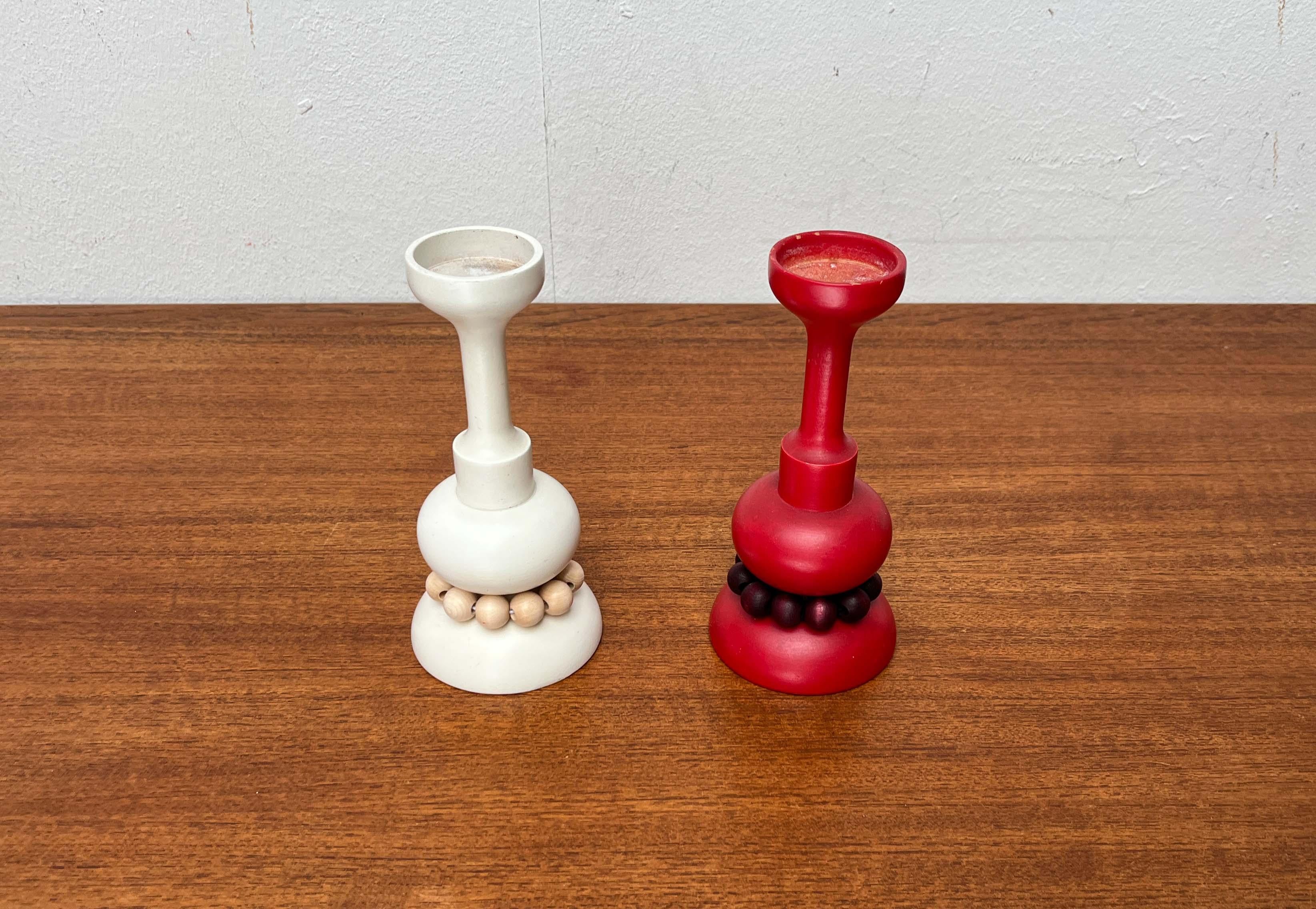 Legno Set di 2 portacandele in legno rosso e bianco della modernità di metà secolo Aarikka, Finlandia in vendita