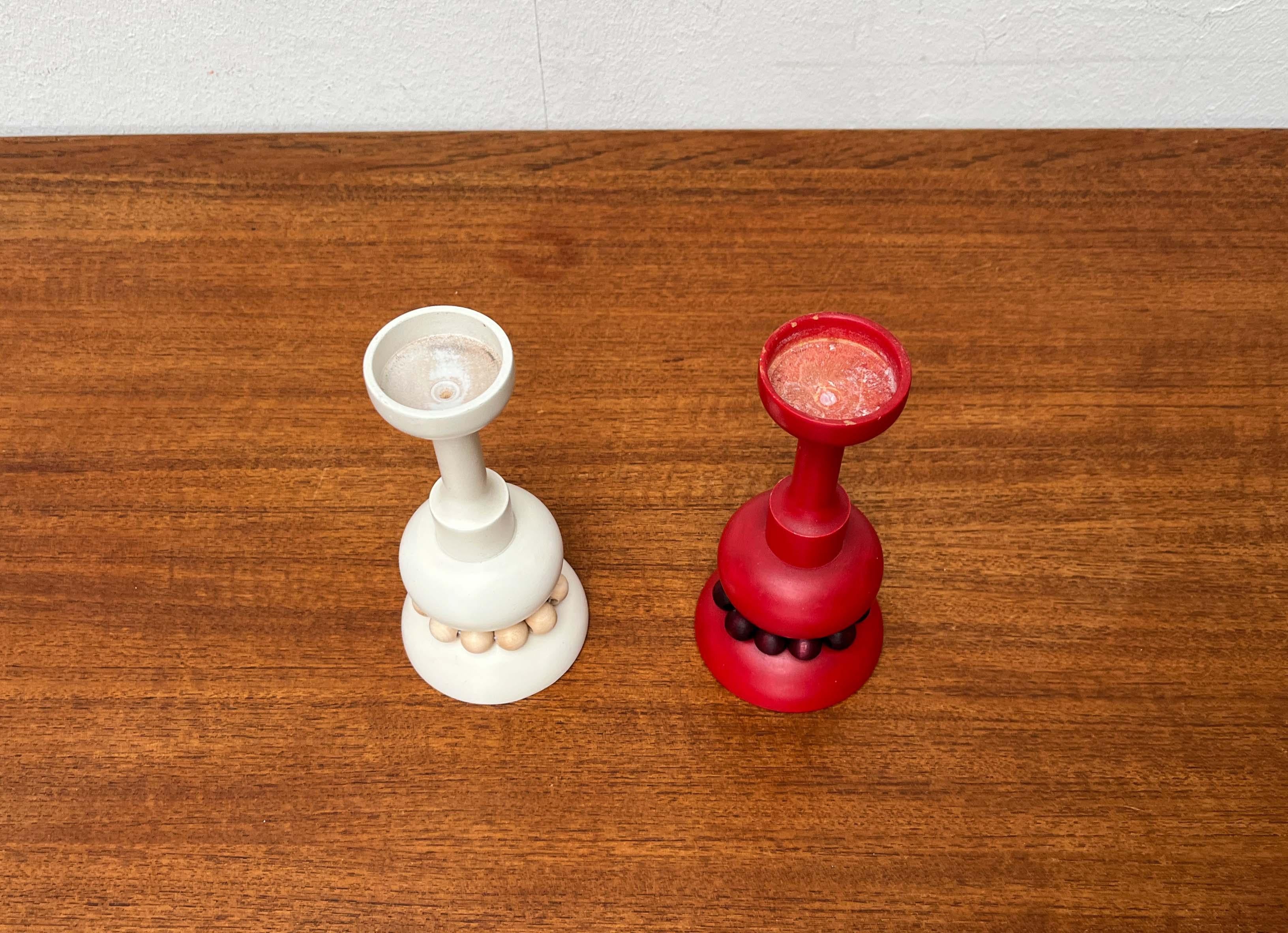Set di 2 portacandele in legno rosso e bianco della modernità di metà secolo Aarikka, Finlandia in vendita 1