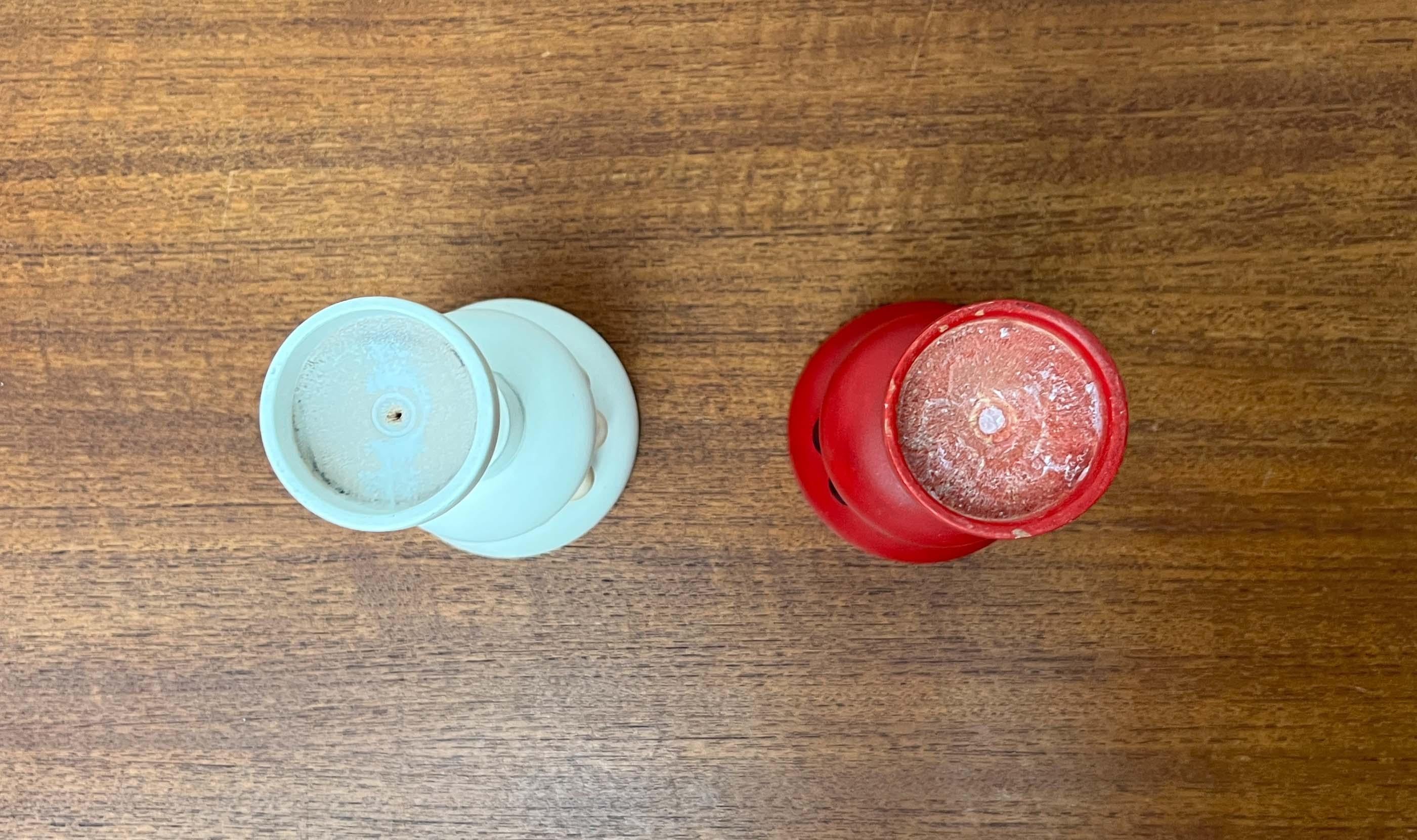 Set di 2 portacandele in legno rosso e bianco della modernità di metà secolo Aarikka, Finlandia in vendita 2