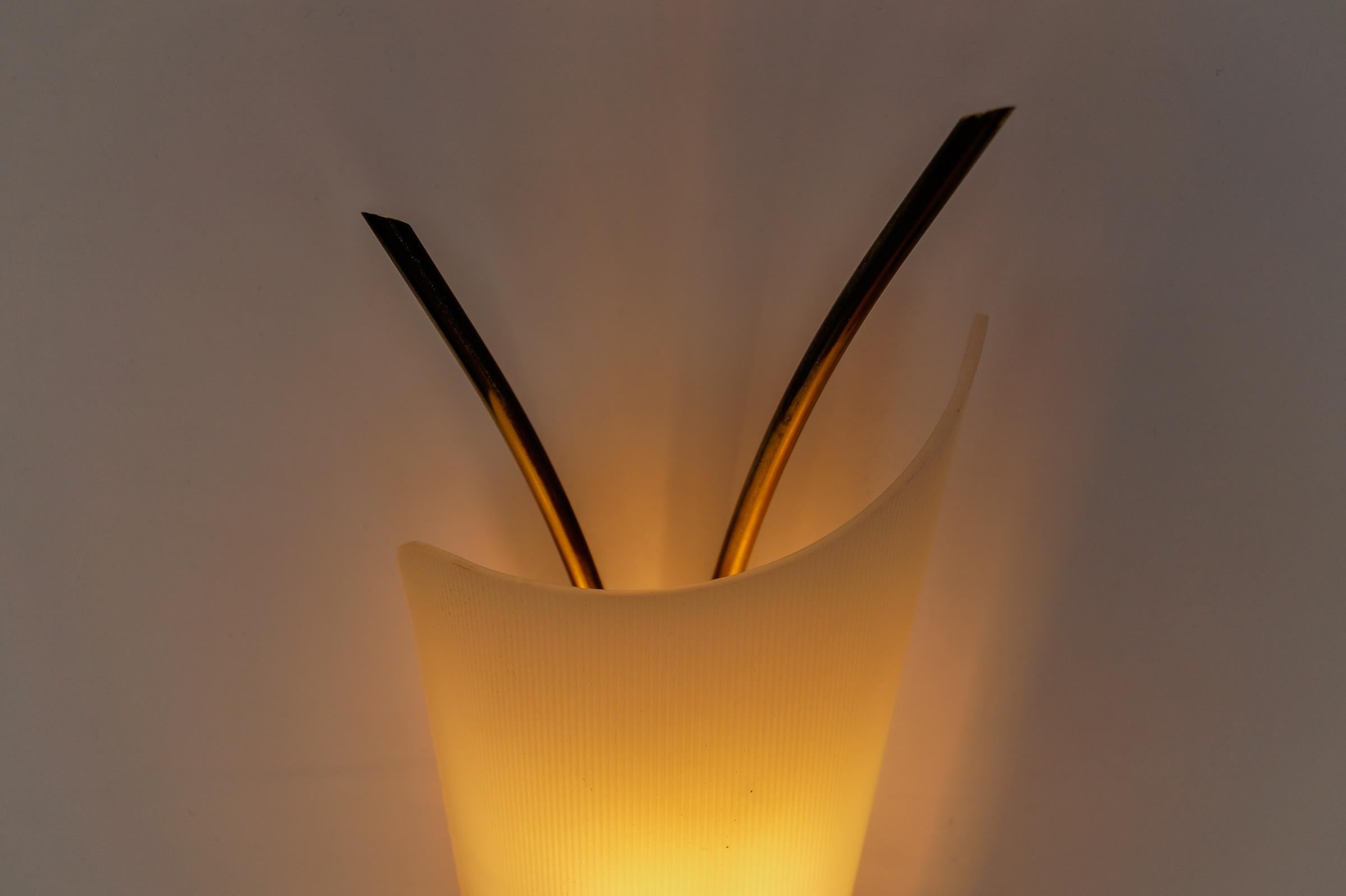 Set di 2 lampade da parete moderne di metà secolo in acrilico e ottone, anni '50 in vendita 3