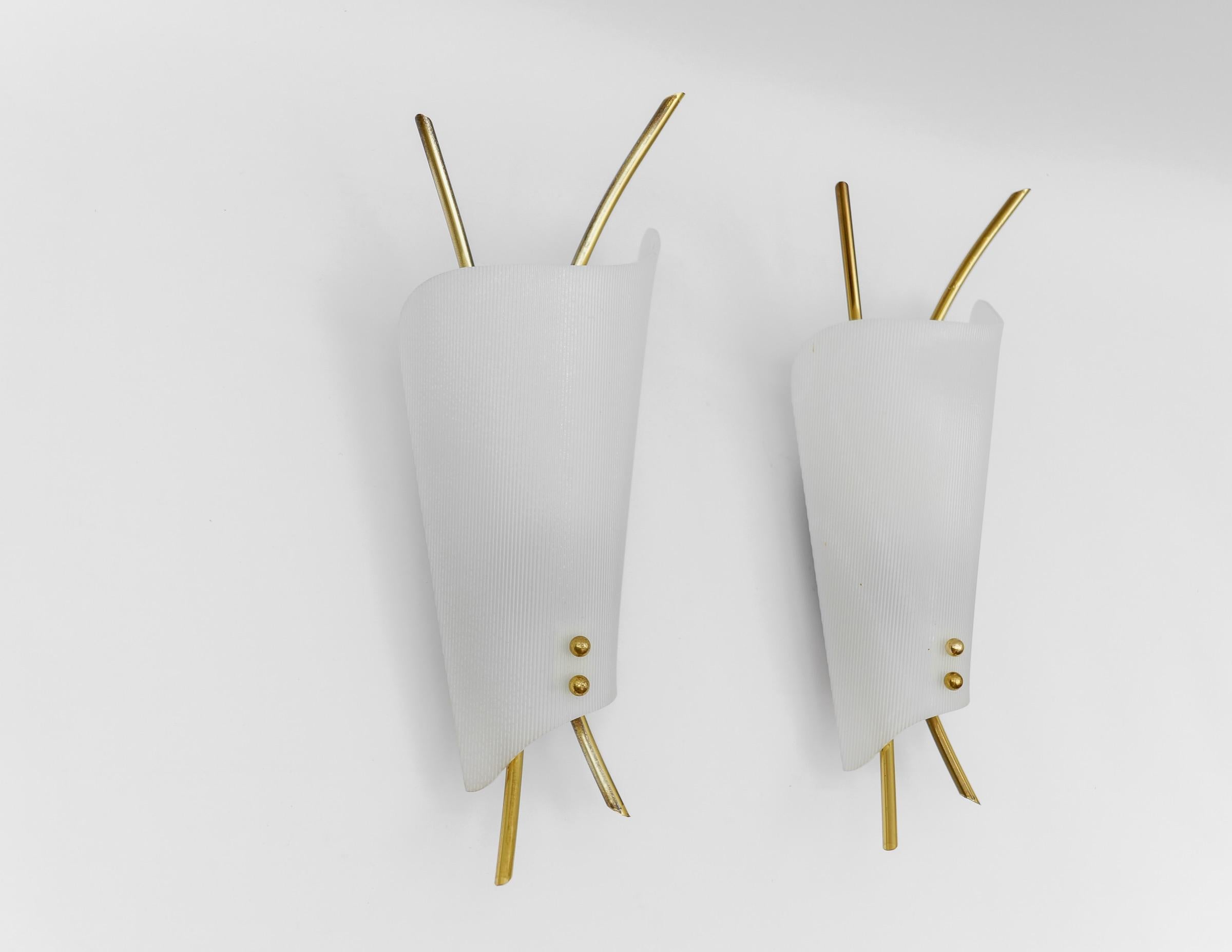 Mid-Century moderno Set di 2 lampade da parete moderne di metà secolo in acrilico e ottone, anni '50 in vendita
