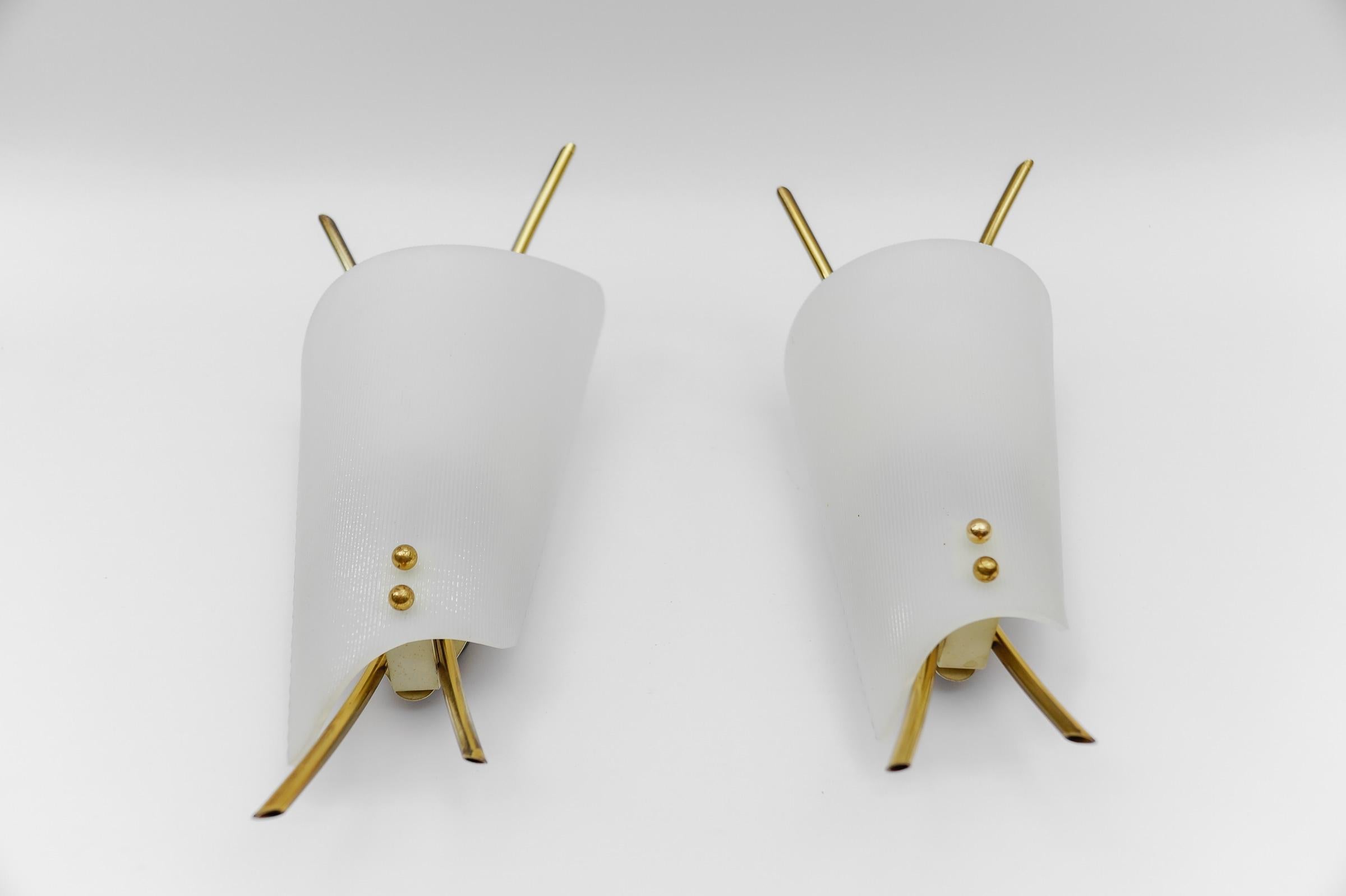 Tedesco Set di 2 lampade da parete moderne di metà secolo in acrilico e ottone, anni '50 in vendita