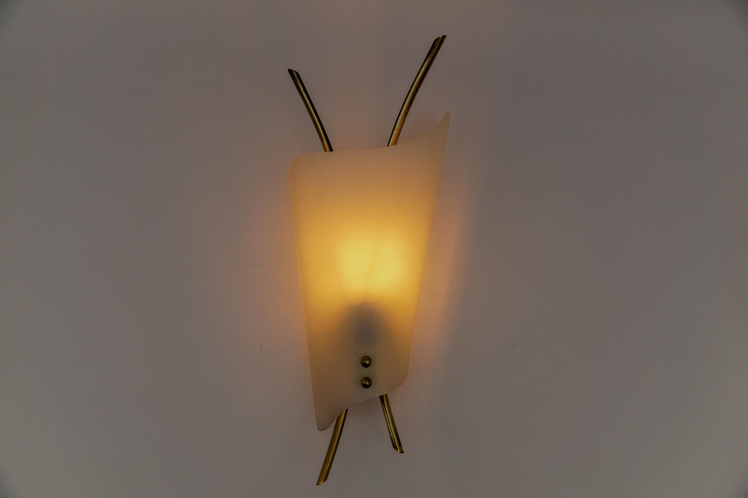 Set di 2 lampade da parete moderne di metà secolo in acrilico e ottone, anni '50 In condizioni buone in vendita a Nürnberg, Bayern