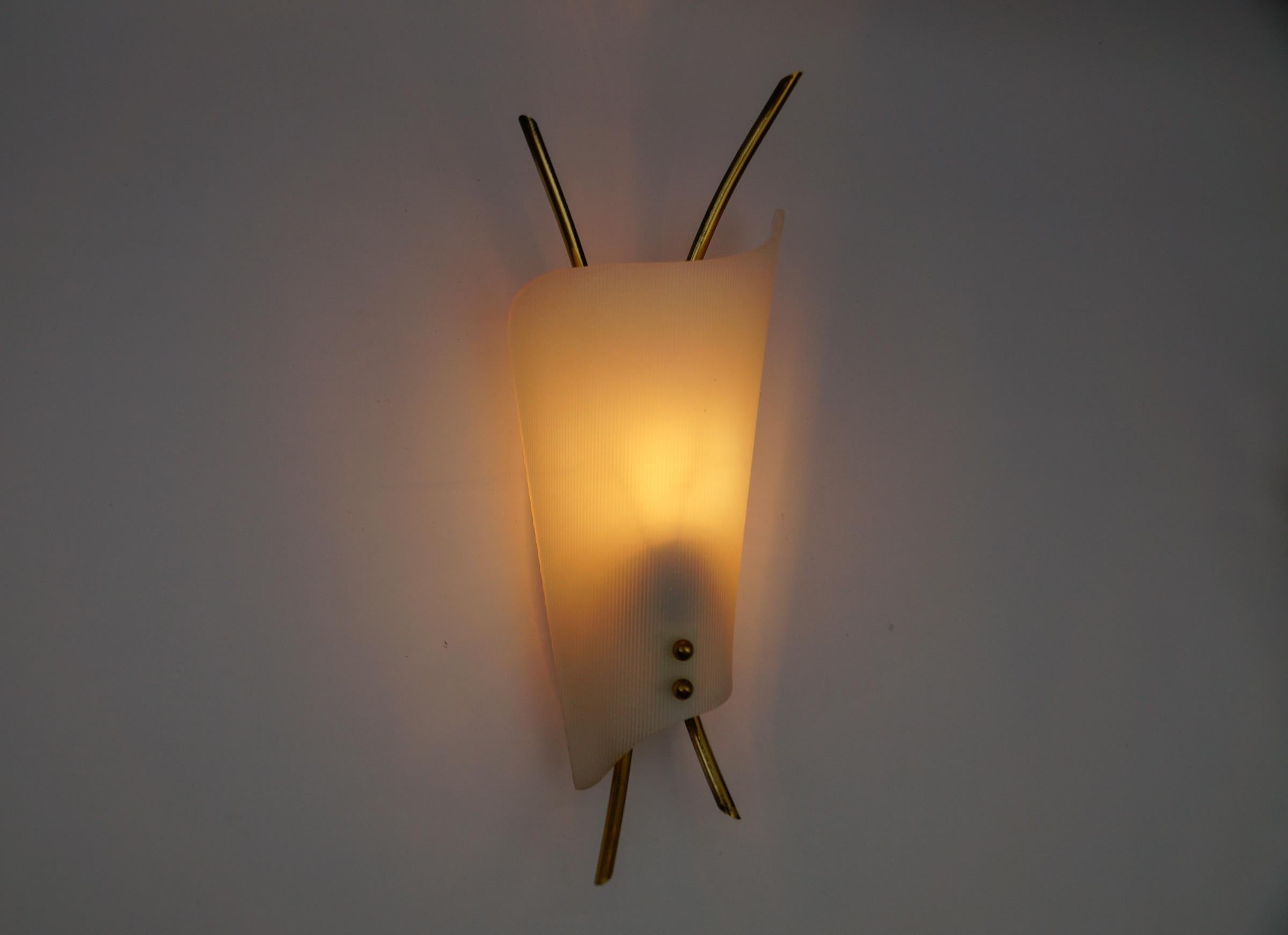 Metà XX secolo Set di 2 lampade da parete moderne di metà secolo in acrilico e ottone, anni '50 in vendita