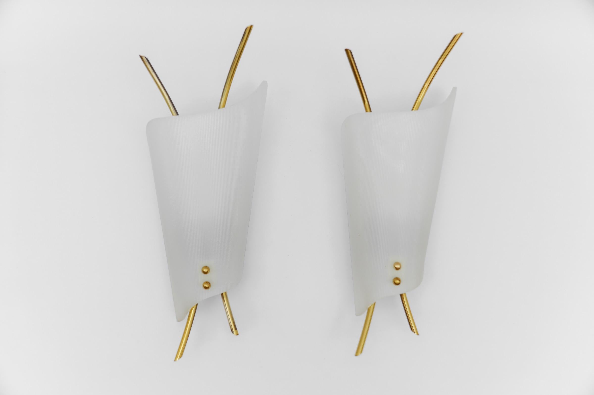 Ottone Set di 2 lampade da parete moderne di metà secolo in acrilico e ottone, anni '50 in vendita