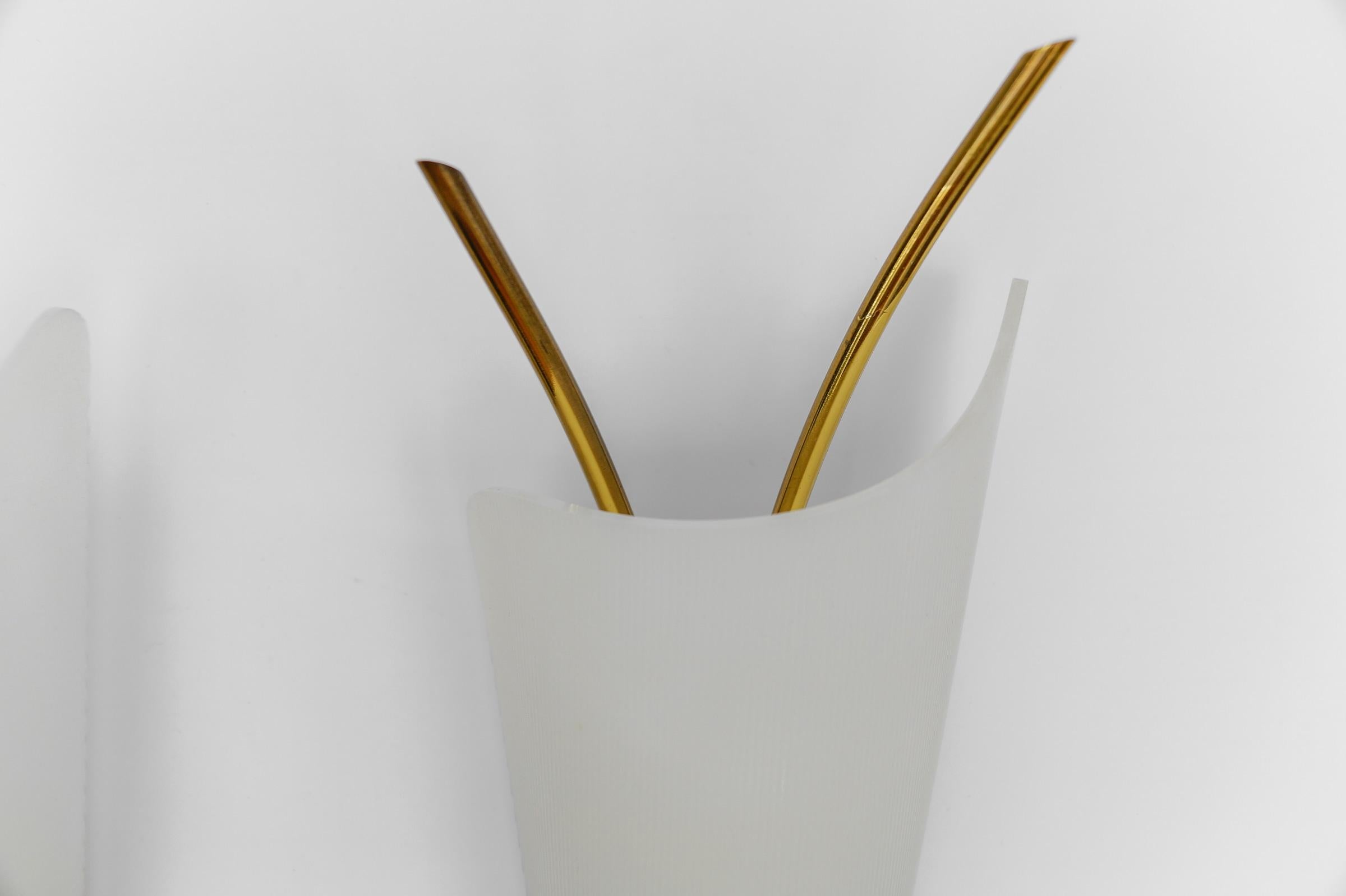 Set di 2 lampade da parete moderne di metà secolo in acrilico e ottone, anni '50 in vendita 1