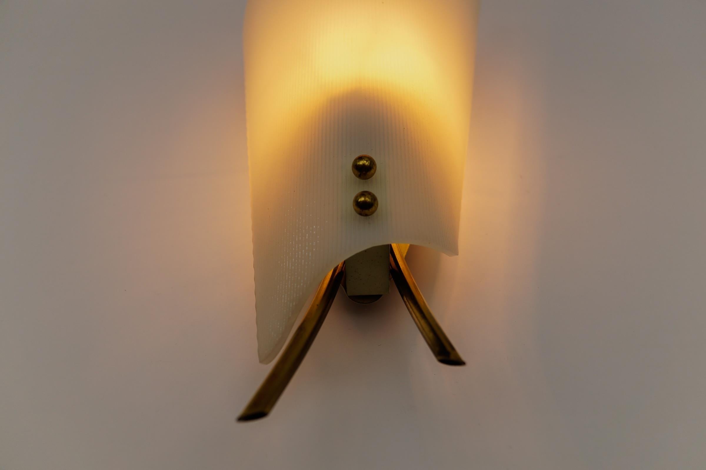 Set di 2 lampade da parete moderne di metà secolo in acrilico e ottone, anni '50 in vendita 2