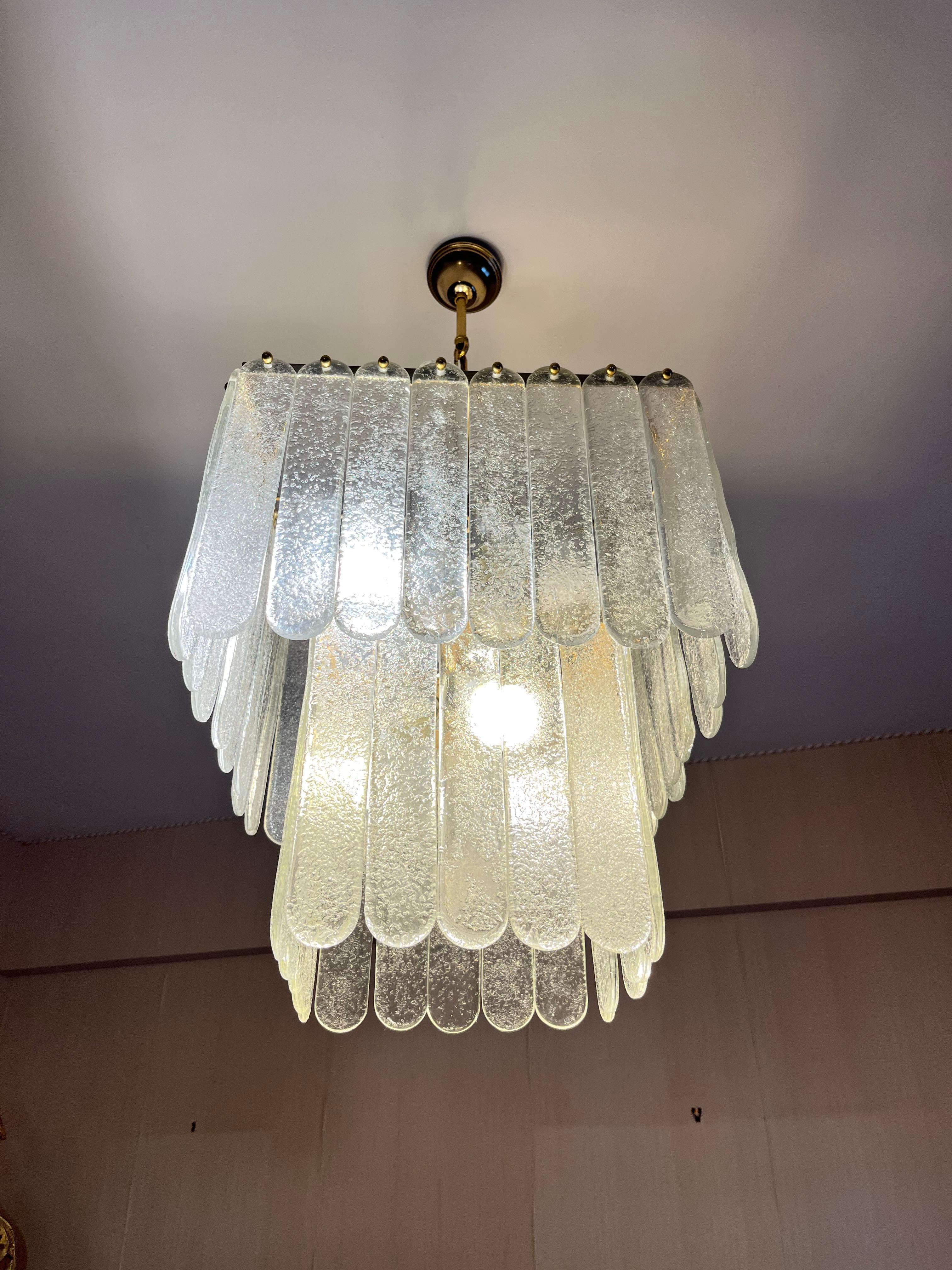 Satz von 2 monumentalen Kronleuchtern aus Murano-Glas und Messing aus der Mitte des Jahrhunderts, 1960er Jahre im Angebot 9