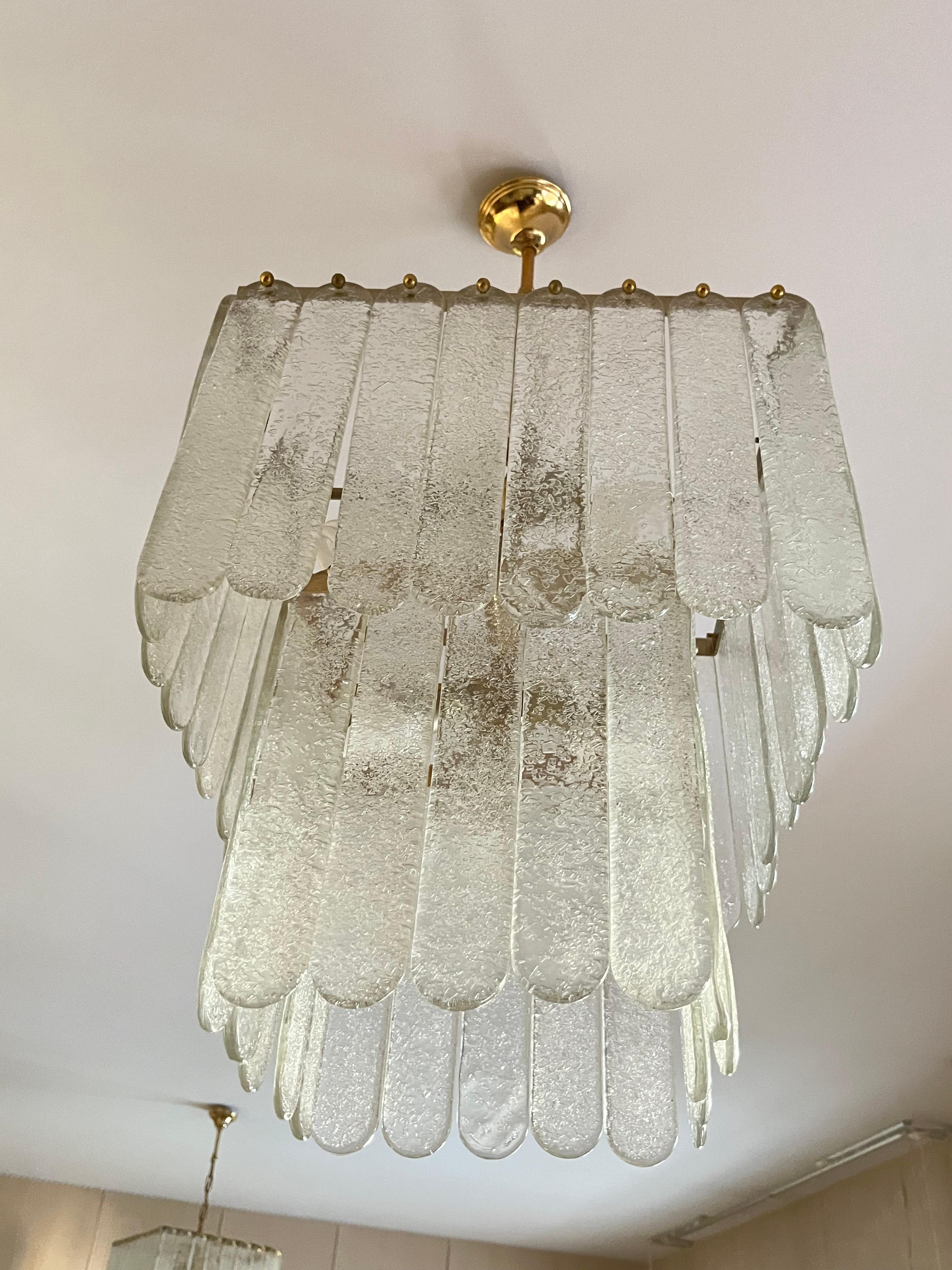 2 Monumentale Kronleuchter aus Murano-Glas und Messing aus der Jahrhundertmitte, 6-flammig, italienisches Design der 1960er Jahre
Intakt und in gutem Zustand, Struktur aus Messing und goldenem Metall.
Wir garantieren einen sofortigen Versand mit