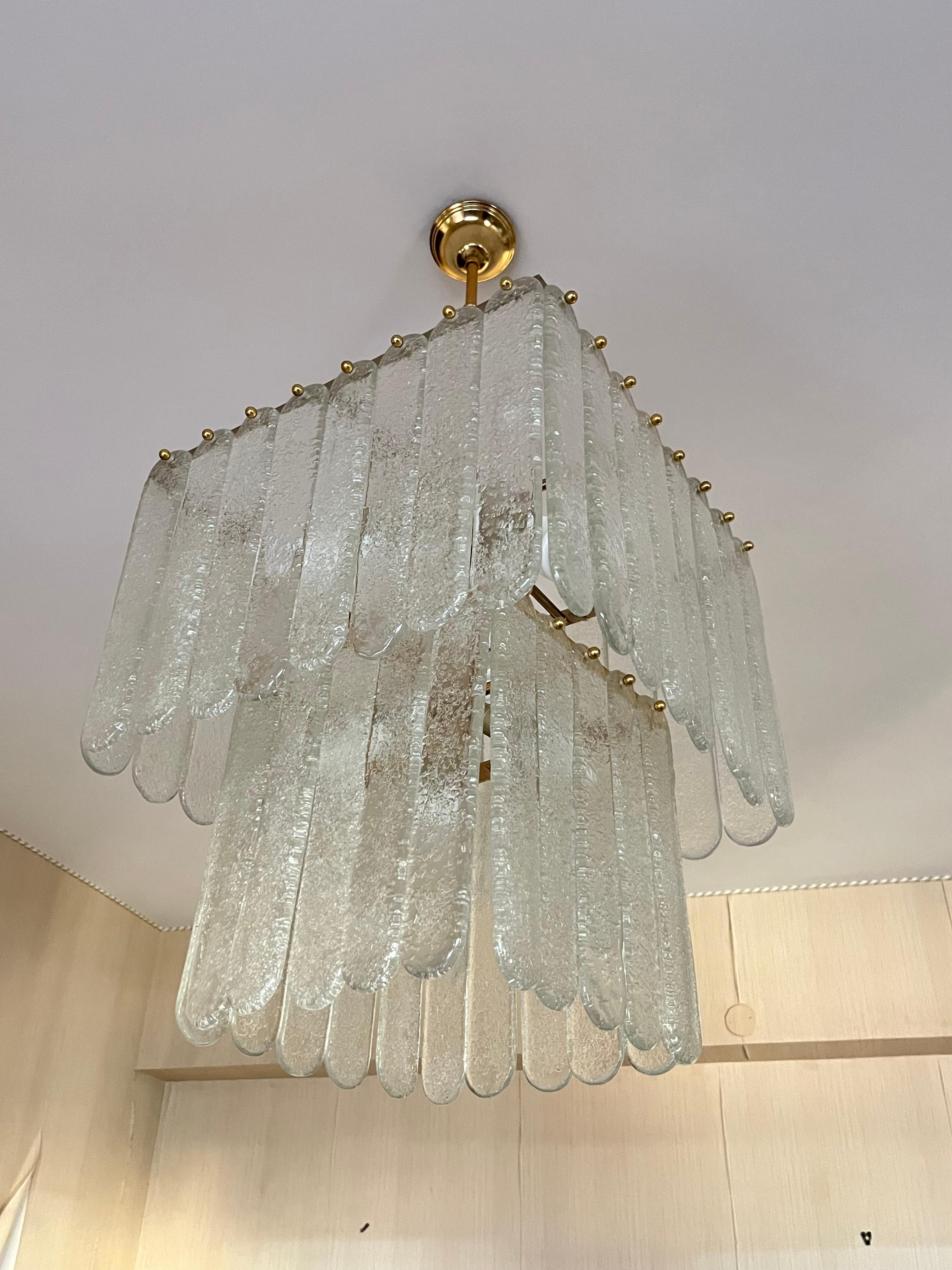 Satz von 2 monumentalen Kronleuchtern aus Murano-Glas und Messing aus der Mitte des Jahrhunderts, 1960er Jahre (Mitte des 20. Jahrhunderts) im Angebot