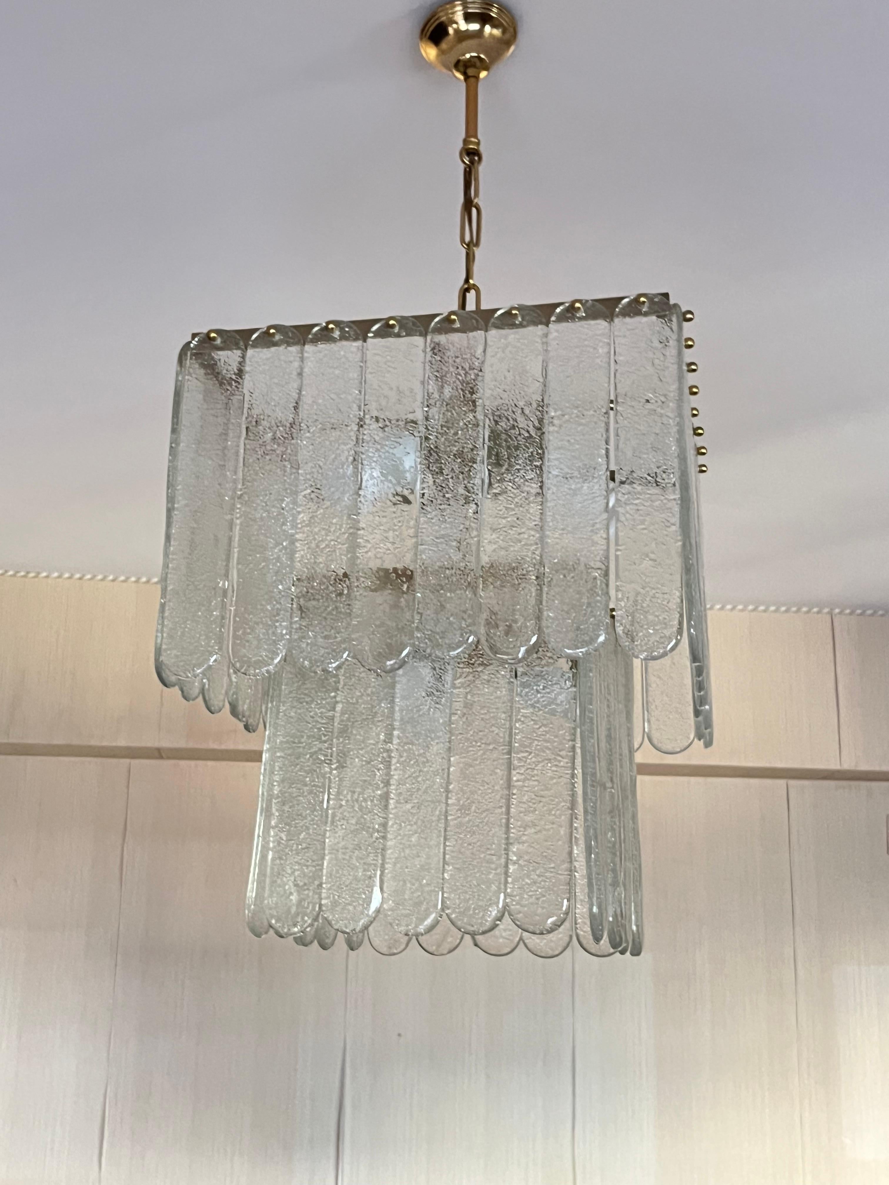 Satz von 2 monumentalen Kronleuchtern aus Murano-Glas und Messing aus der Mitte des Jahrhunderts, 1960er Jahre im Angebot 1