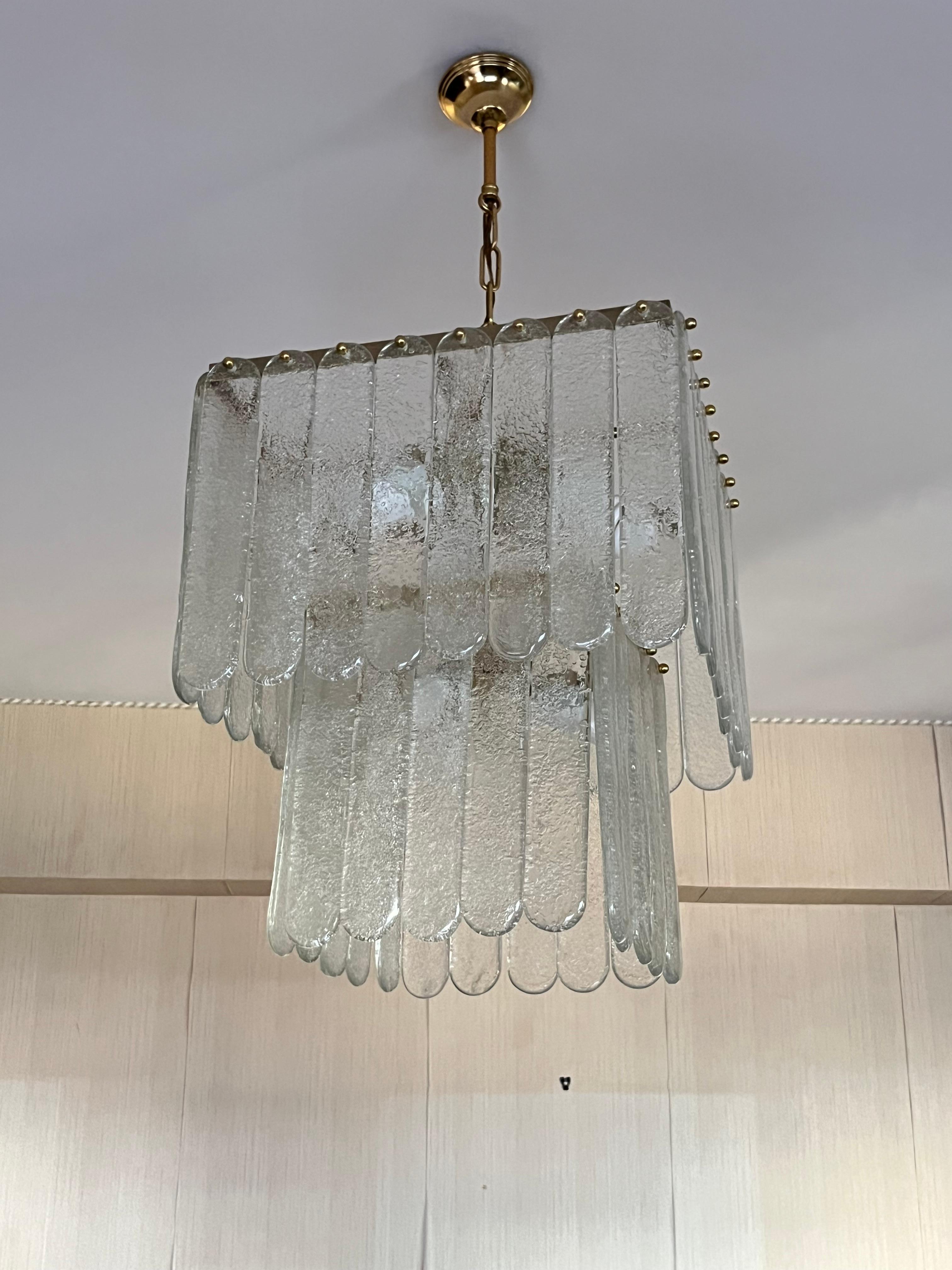 Satz von 2 monumentalen Kronleuchtern aus Murano-Glas und Messing aus der Mitte des Jahrhunderts, 1960er Jahre im Angebot 2