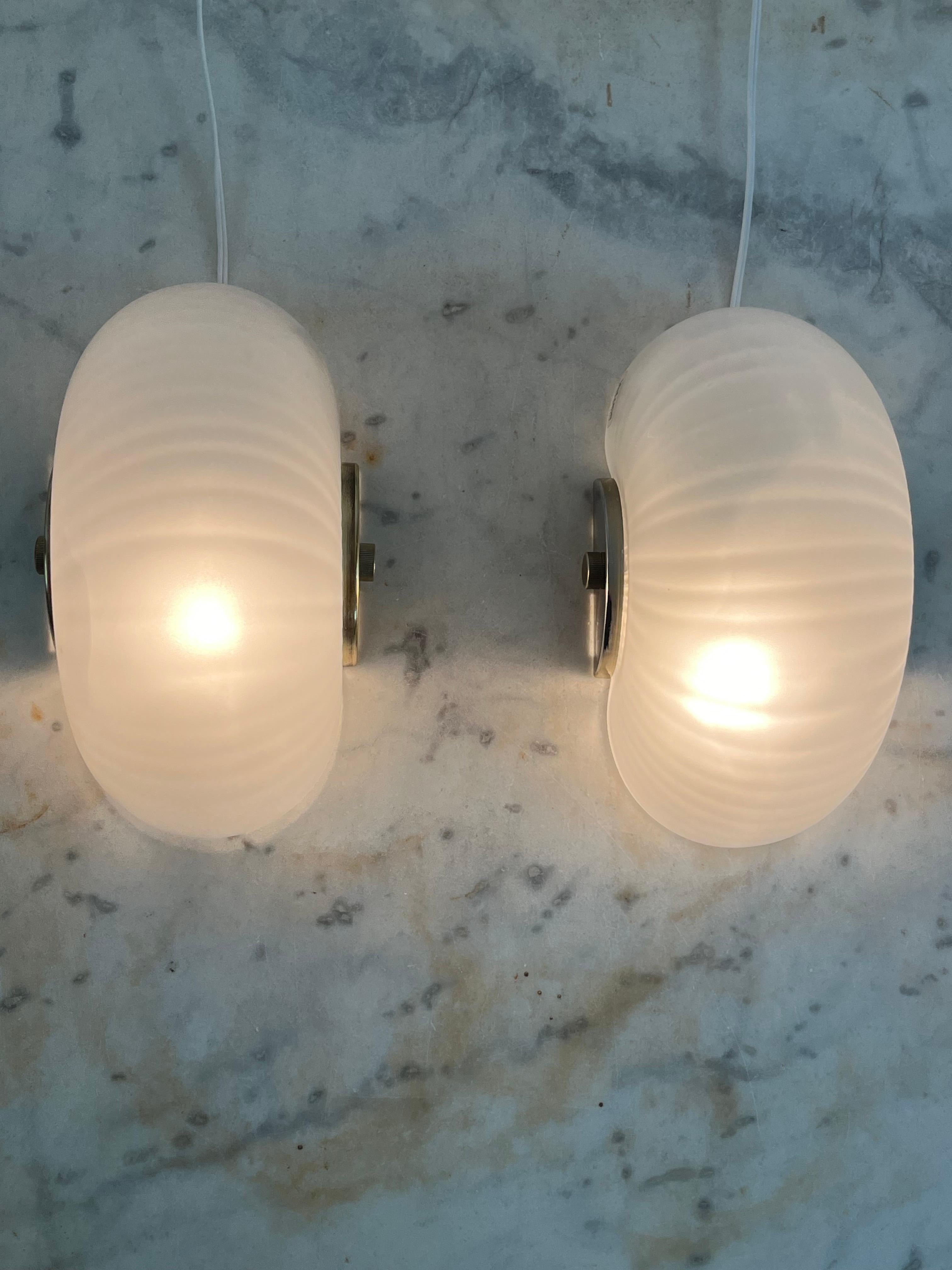 Juego de 2 lámparas de pared de concha de latón y cristal de Murano de mediados de siglo, VeLuce Años 60 en venta 4