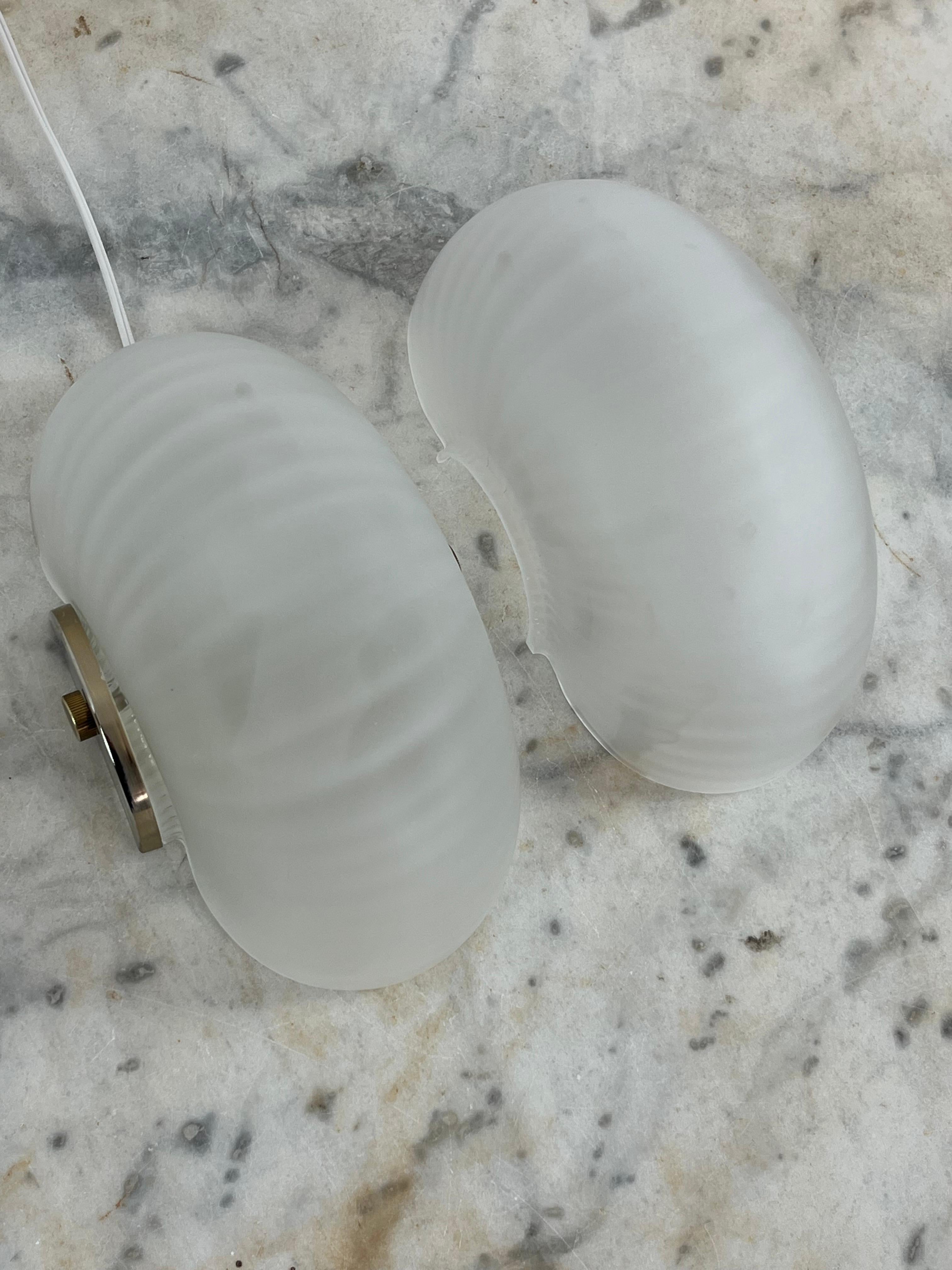 Juego de 2 lámparas de pared de concha de latón y cristal de Murano de mediados de siglo, VeLuce Años 60 en venta 7