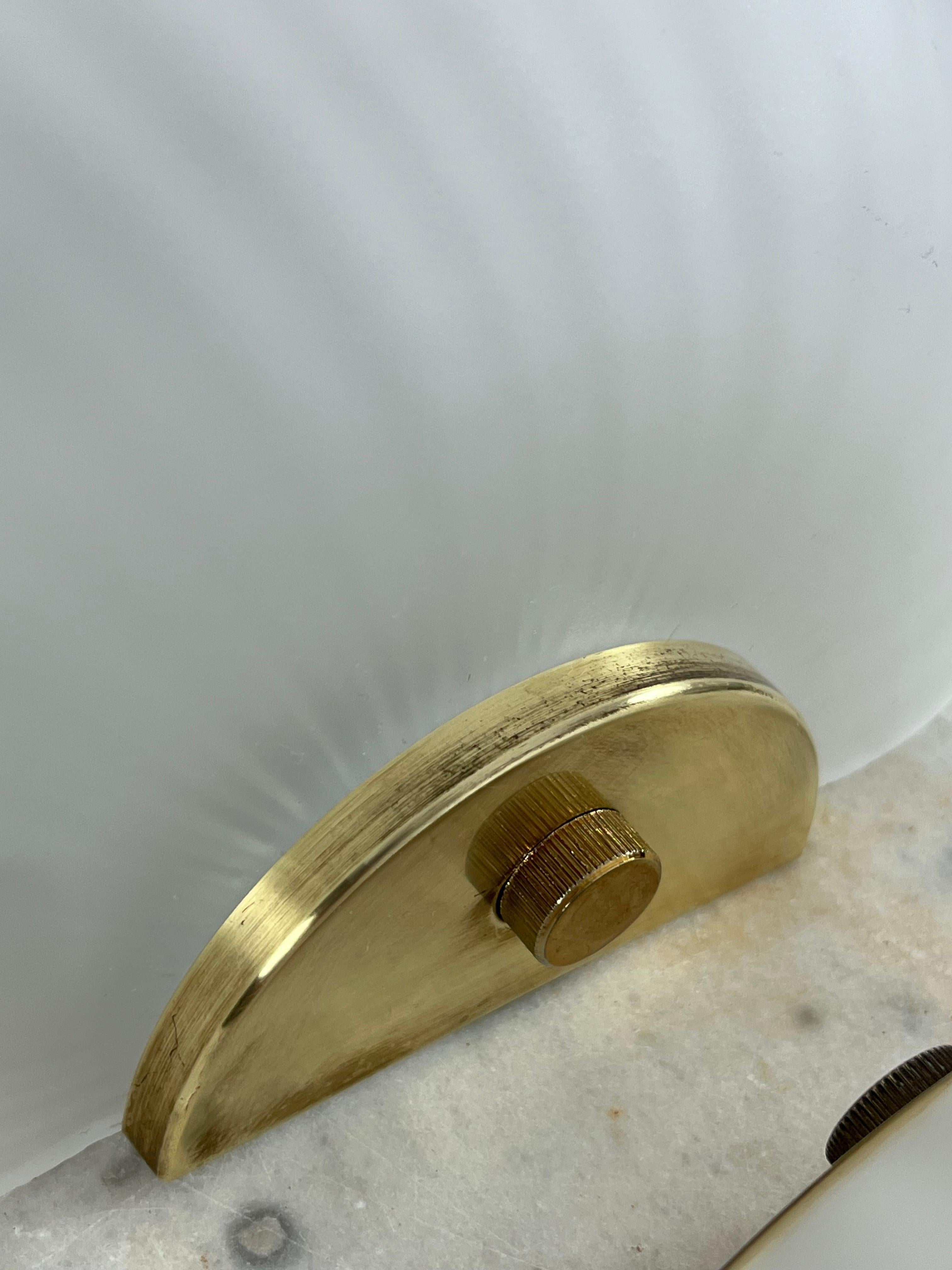 Juego de 2 lámparas de pared de concha de latón y cristal de Murano de mediados de siglo, VeLuce Años 60 en Bueno estado para la venta en Palermo, IT