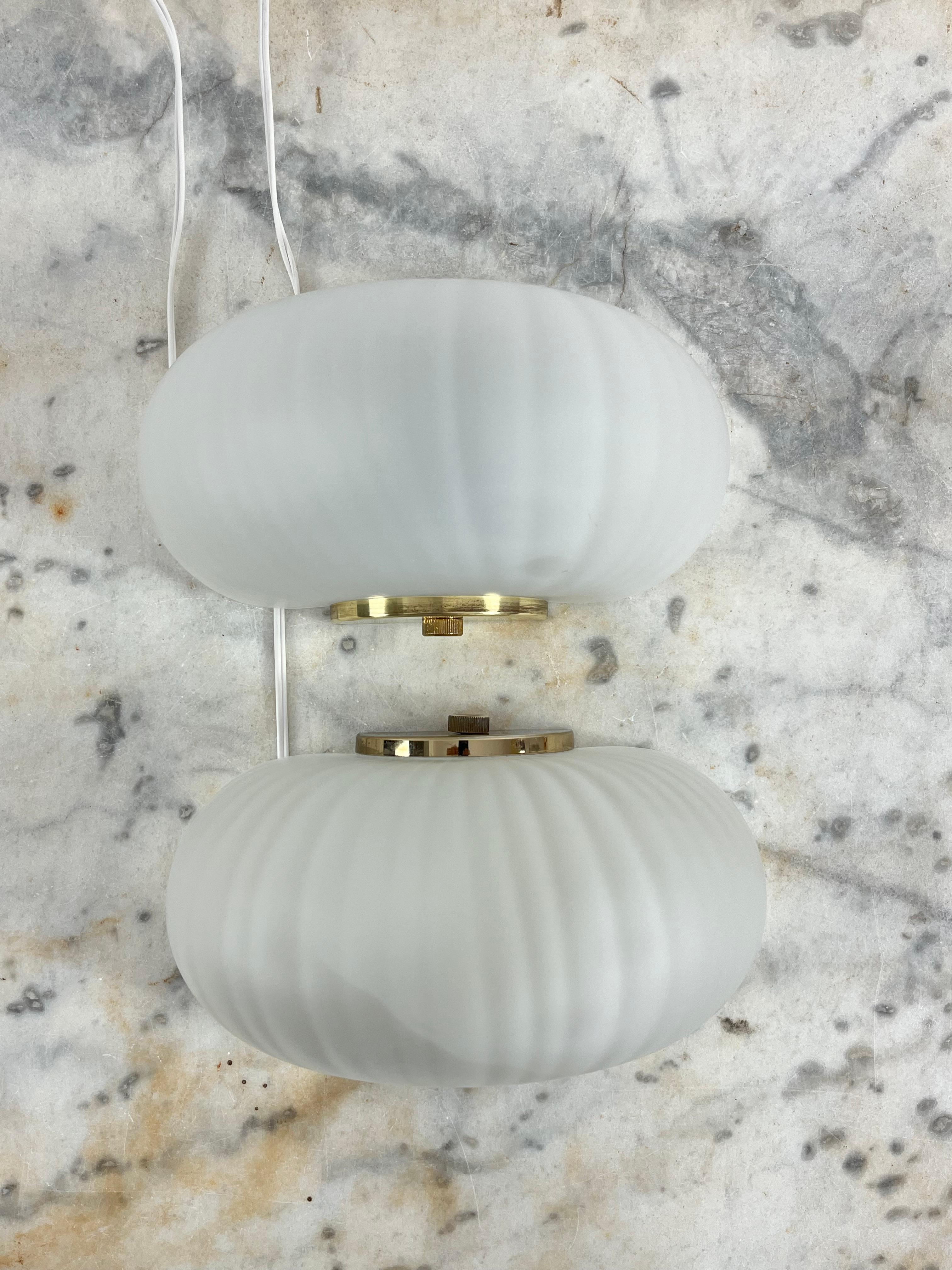 Juego de 2 lámparas de pared de concha de latón y cristal de Murano de mediados de siglo, VeLuce Años 60 Latón en venta