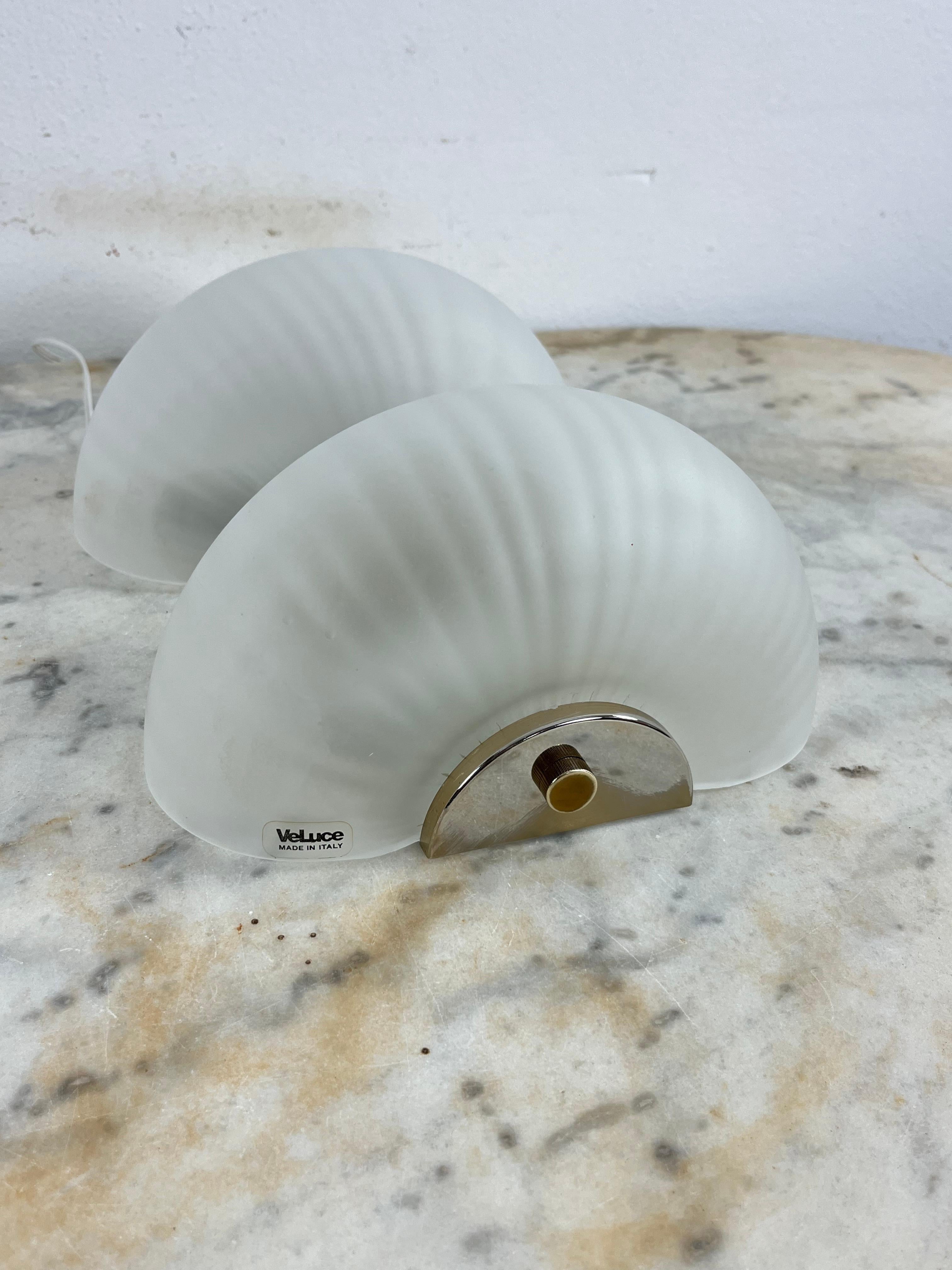 Juego de 2 lámparas de pared de concha de latón y cristal de Murano de mediados de siglo, VeLuce Años 60 en venta 1
