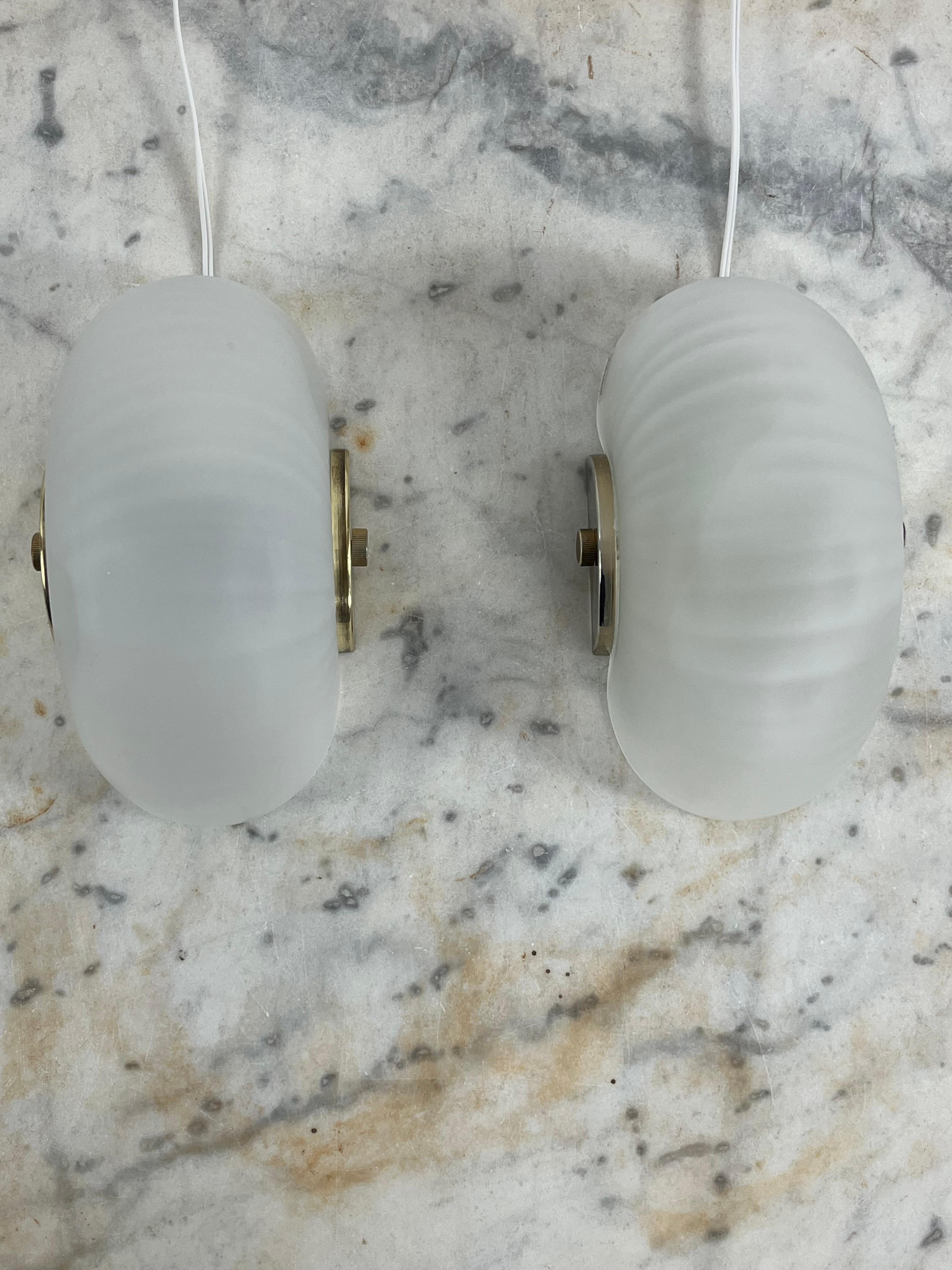 Juego de 2 lámparas de pared de concha de latón y cristal de Murano de mediados de siglo, VeLuce Años 60 en venta 2