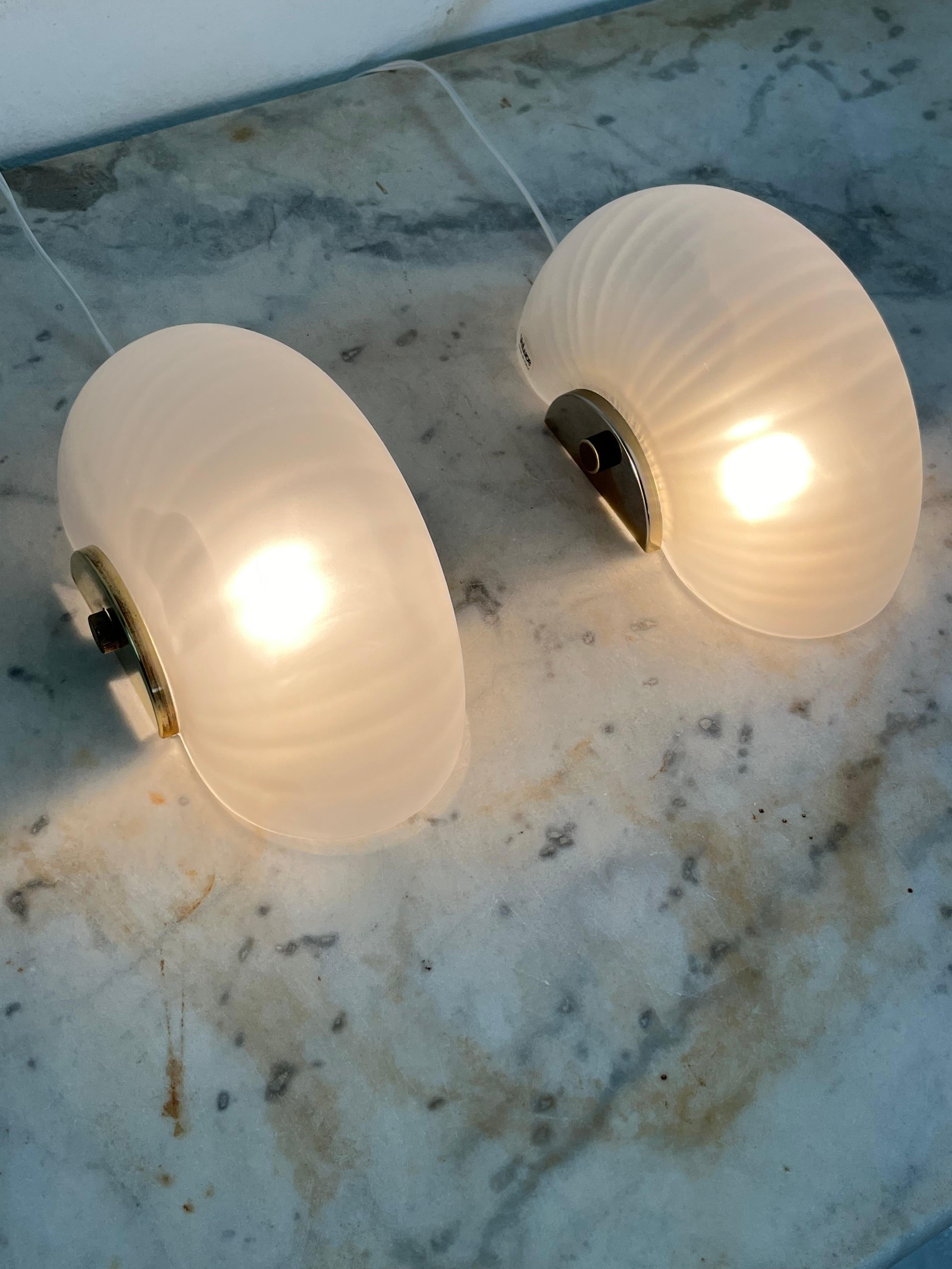 Juego de 2 lámparas de pared de concha de latón y cristal de Murano de mediados de siglo, VeLuce Años 60 en venta 3