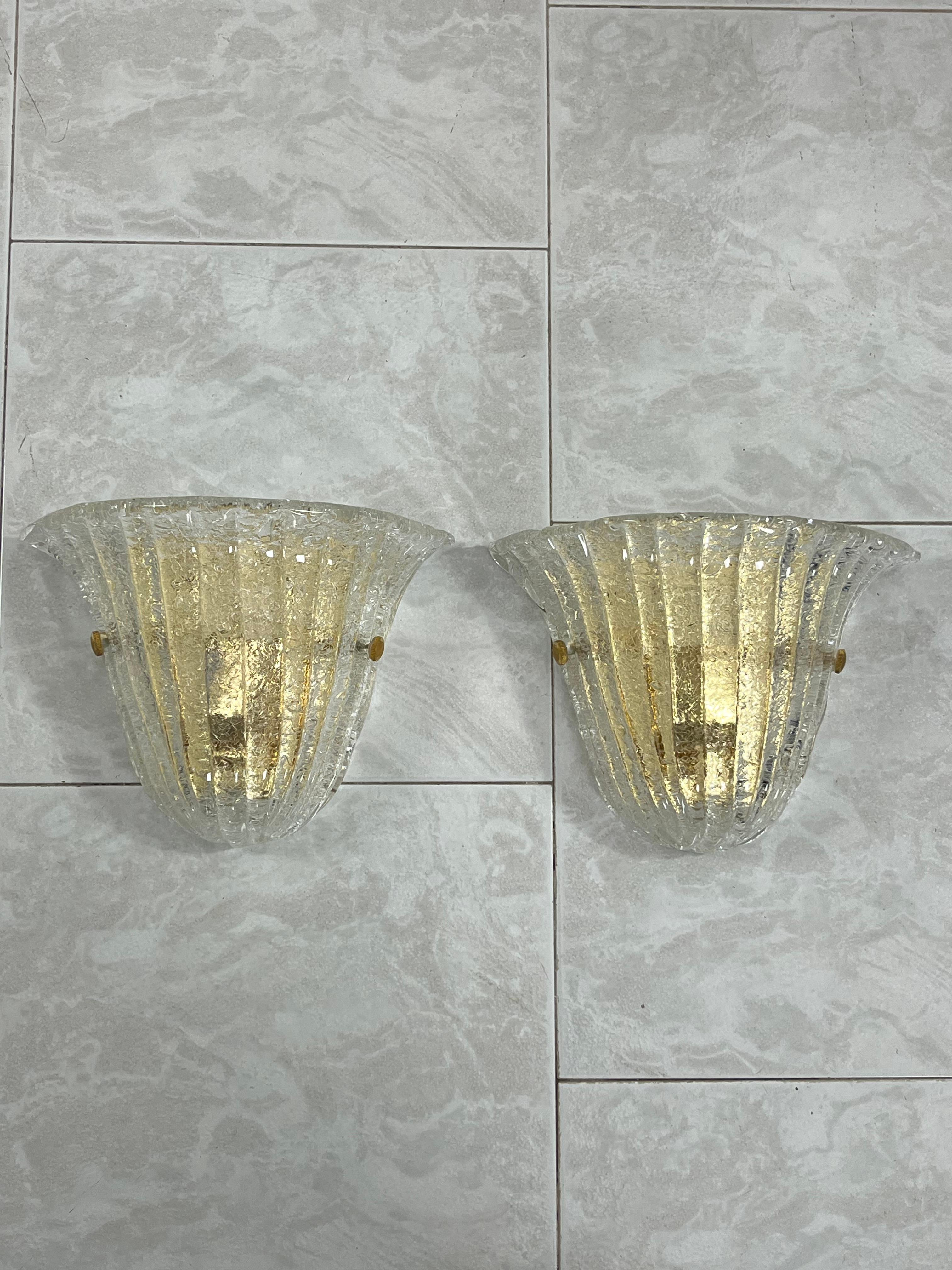 Ensemble de 2 lampes murales en laiton et verre de Murano du milieu du siècle dernier, 1970
Accessoires en laiton, structures métalliques dorées. Lampes E27.
Bon état.