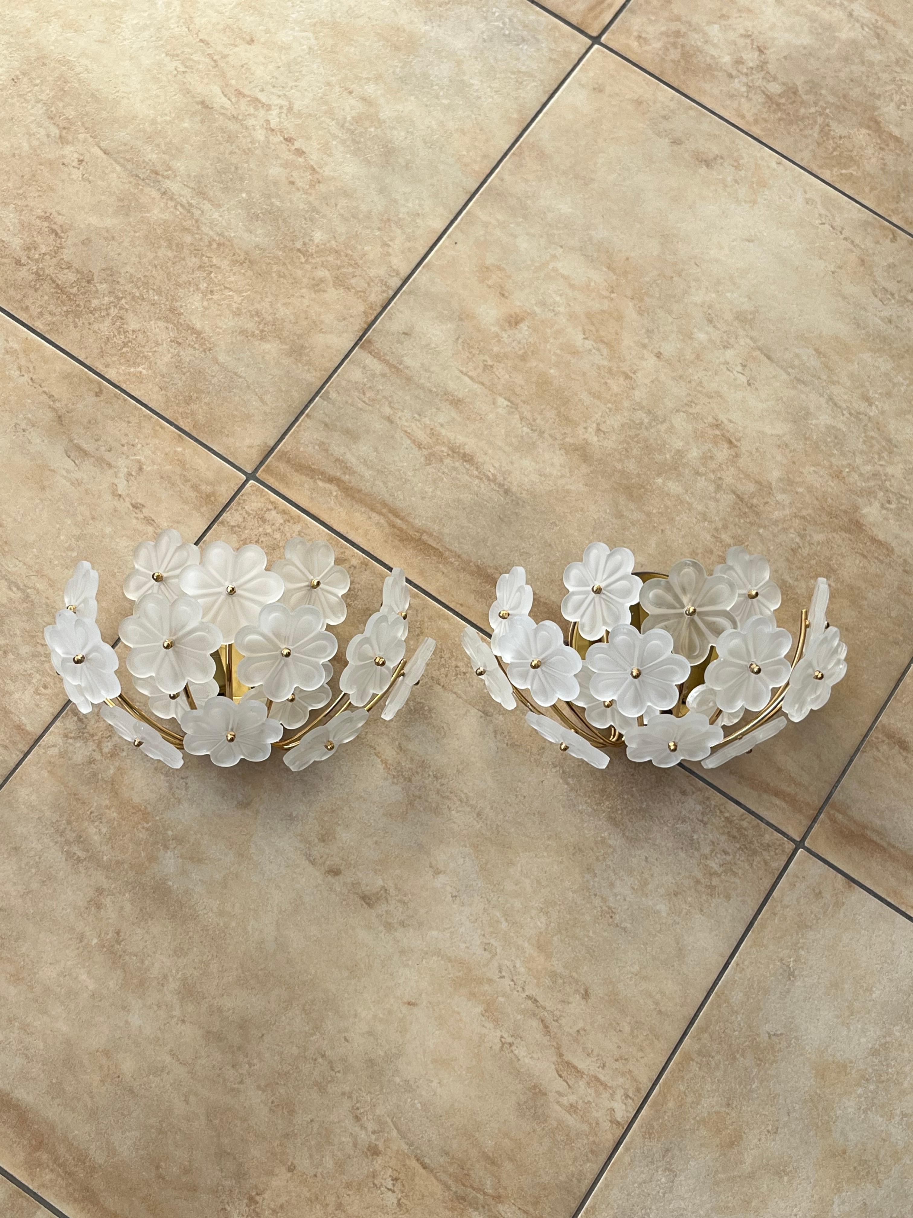 Set di 2 lampade da parete a fiore in vetro di Murano della metà del secolo scorso, attribuite a Barovier&Toso 1960
Vetro intatto, struttura in metallo placcato oro. Lampadine E14.
Buone condizioni, lievi segni di usura.
Verranno spediti due fiori