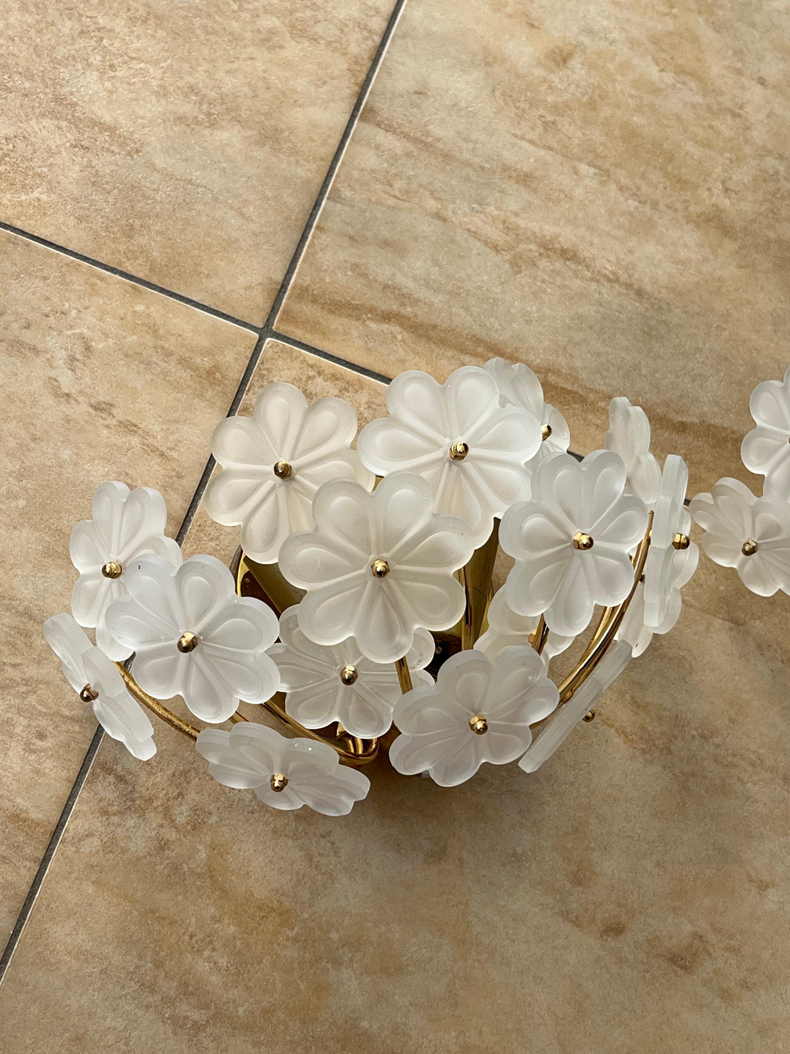 Italiano Set di 2 lampade da parete a fiore in vetro di Murano della metà del secolo scorso attribuite a Barovier 1960 in vendita