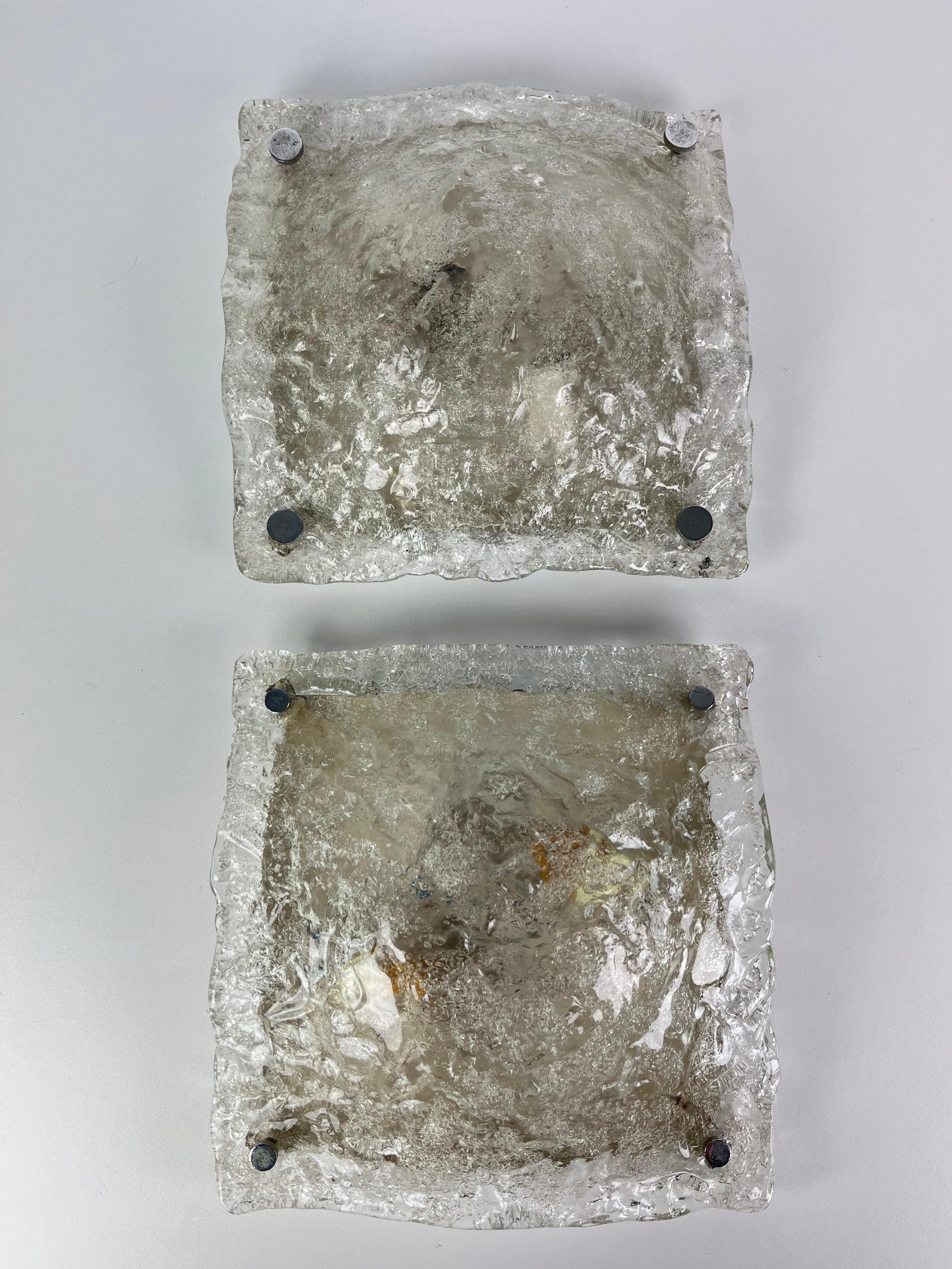 Juego de 2 apliques de cristal de Murano de mediados de siglo de Carlo Nason para Mazzega, años 60
Trabajada totalmente a mano, cristal ondulado, estructura metálica con 2 portalámparas e14.
Cristal intacto, buen estado.
Objetos que hoy son