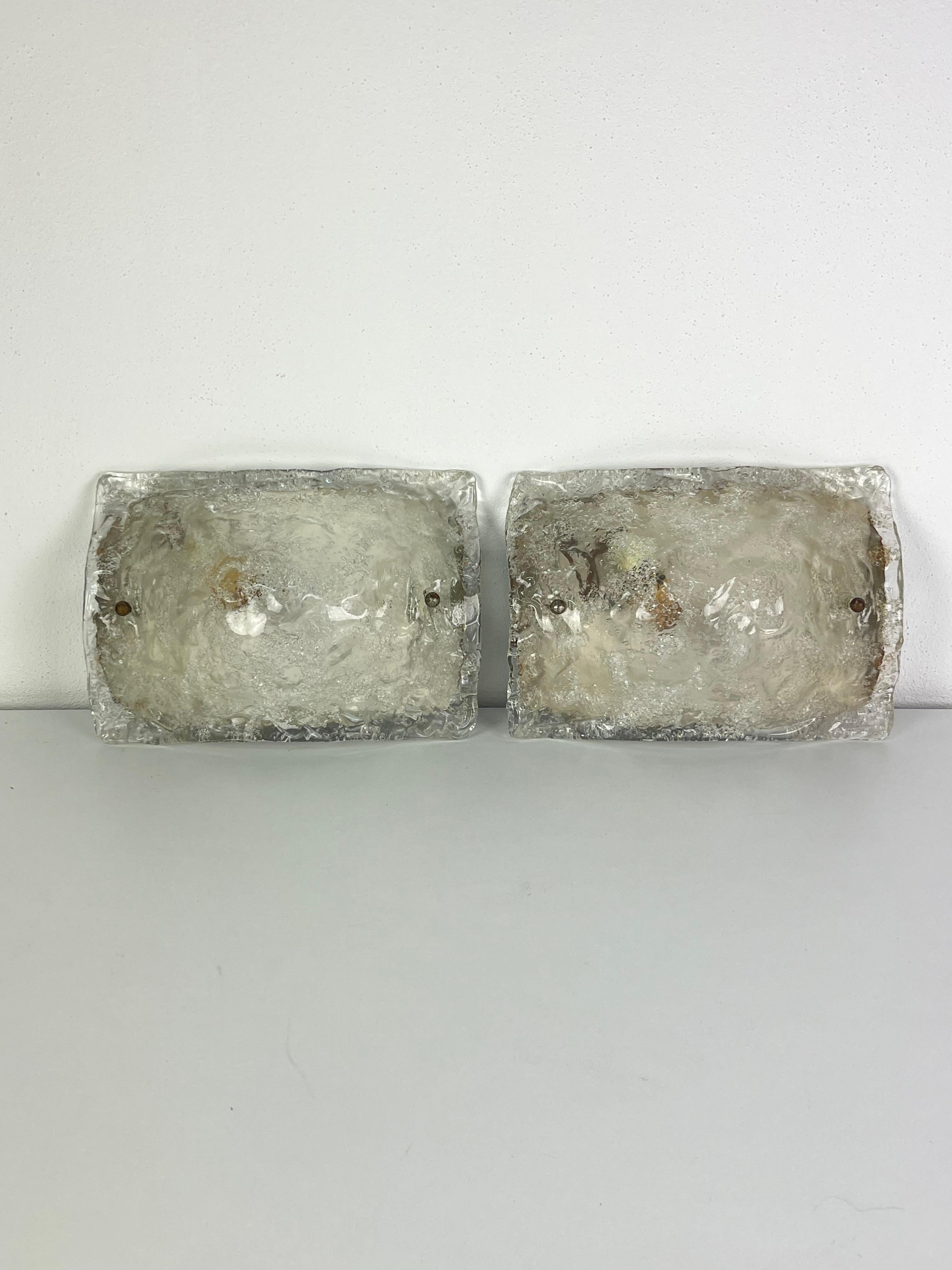 Juego de 2 apliques de cristal de Murano de mediados de siglo de Carlo Nason para Mazzega, años 60
Trabajada totalmente a mano, cristal ondulado, estructura metálica con 2 portalámparas e14.
Cristal intacto, buen estado.
Objetos que hoy son