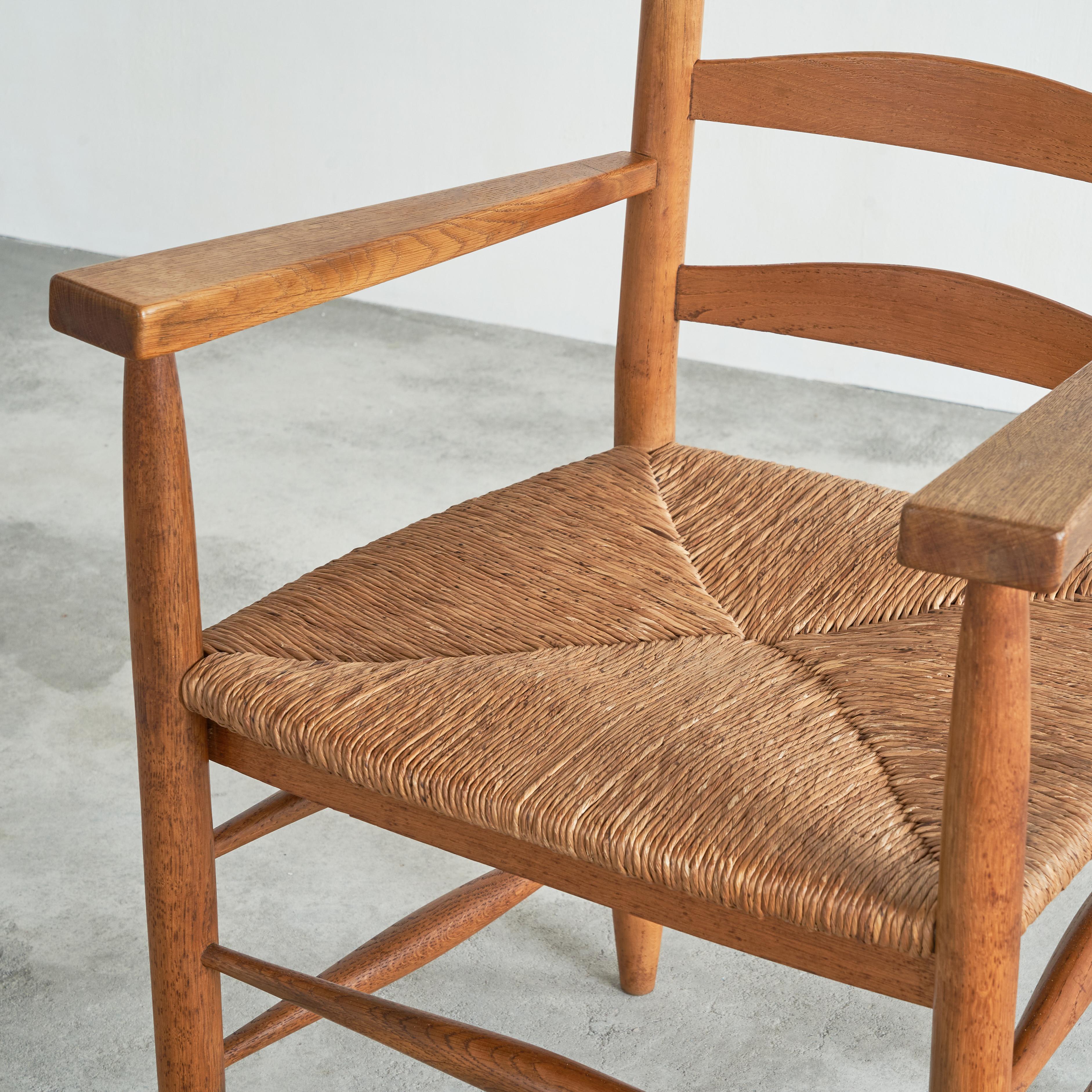 20ième siècle Ensemble de 2 fauteuils en chêne et jonc du milieu du siècle 1950 en vente