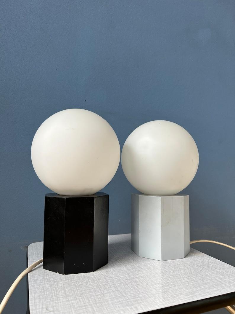 Verre Ensemble de 2 lampes de table ou de chevet en verre opalin du milieu du siècle dernier, 1970 en vente