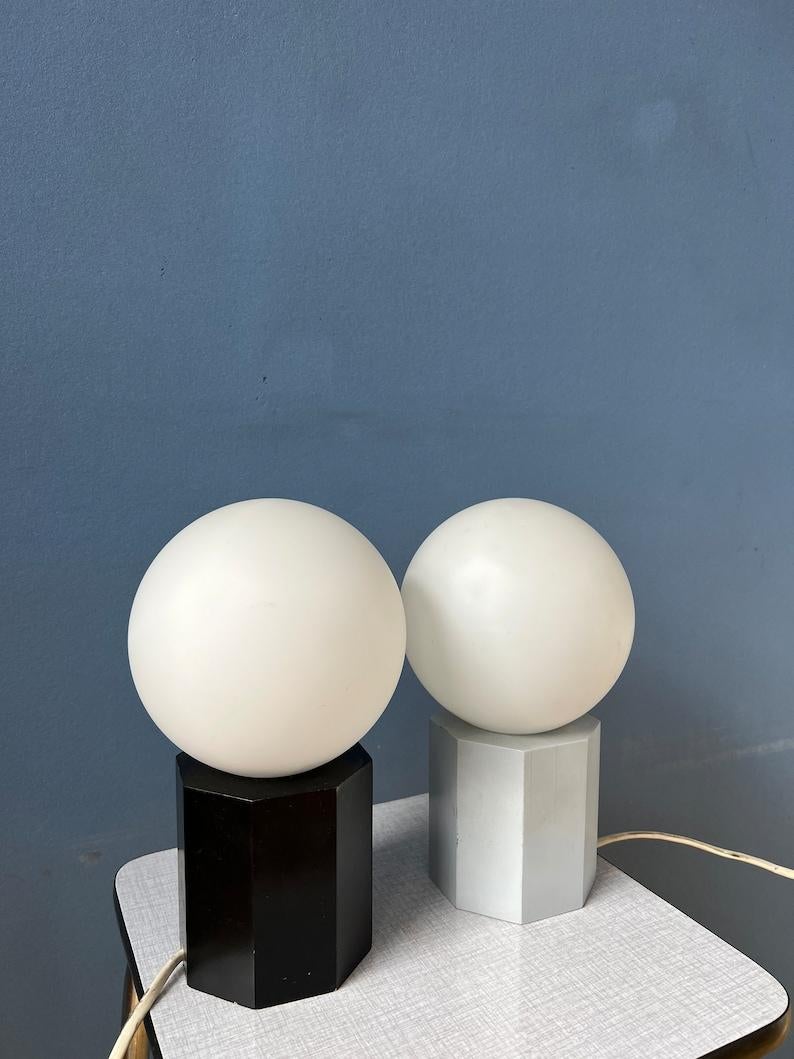 Ensemble de 2 lampes de table ou de chevet en verre opalin du milieu du siècle dernier, 1970 en vente 2