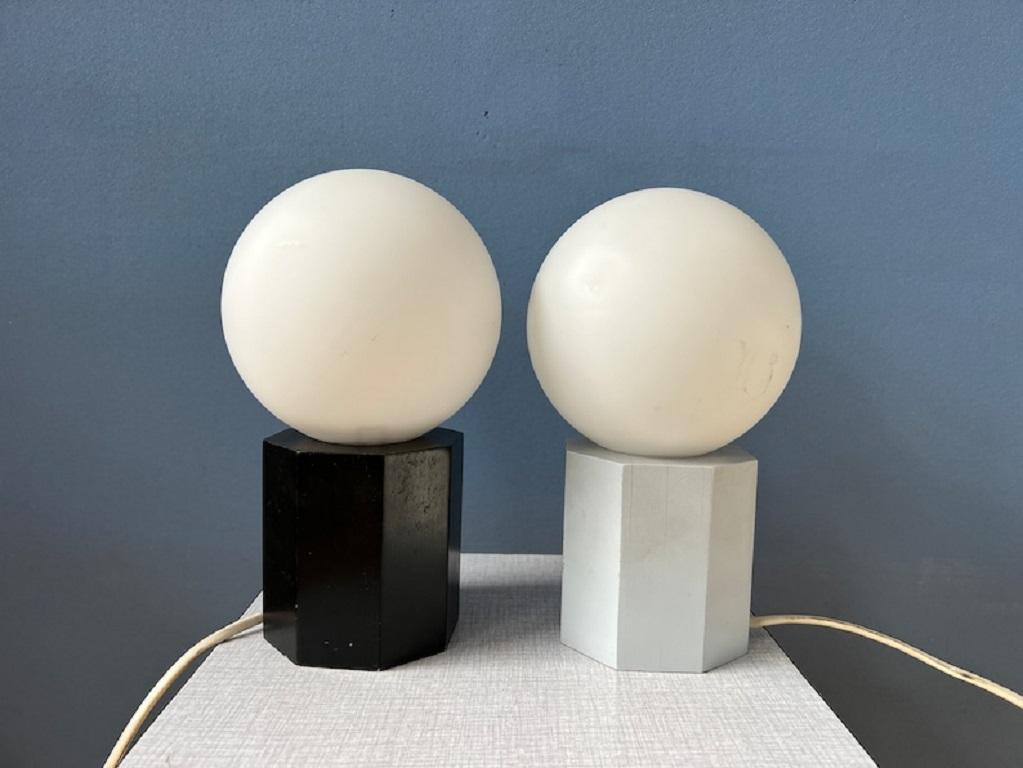 Ensemble de 2 lampes de table ou de chevet en verre opalin du milieu du siècle dernier, 1970 en vente 3