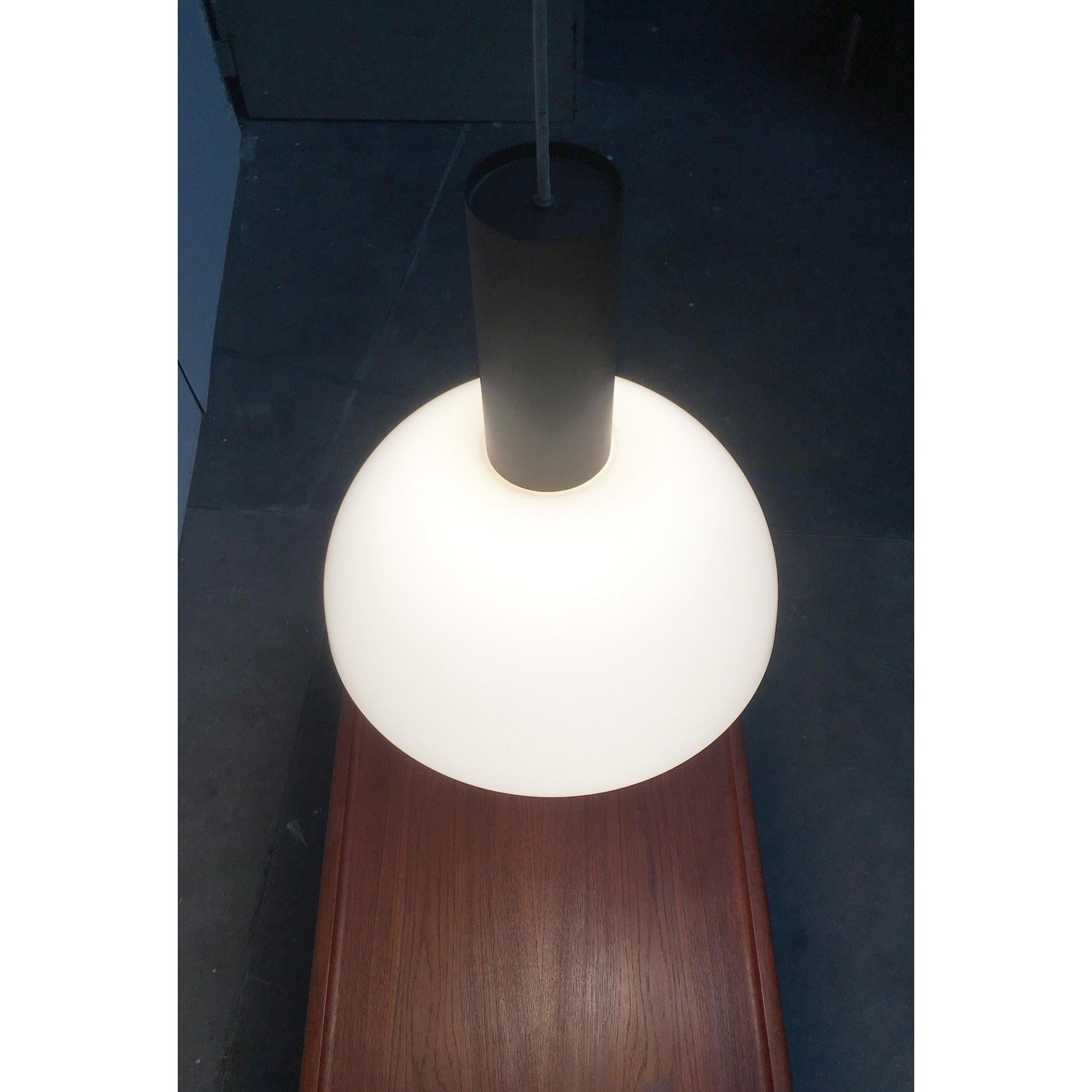 Grandi lampade a sospensione di Beisl Leuchten.

Un design semplice con paralume emisferico in acrilico. Il paralume si trova sotto un cilindro marrone. La particolarità di queste luci si trova all'interno.
Oltre al paralume in acrilico traslucido,