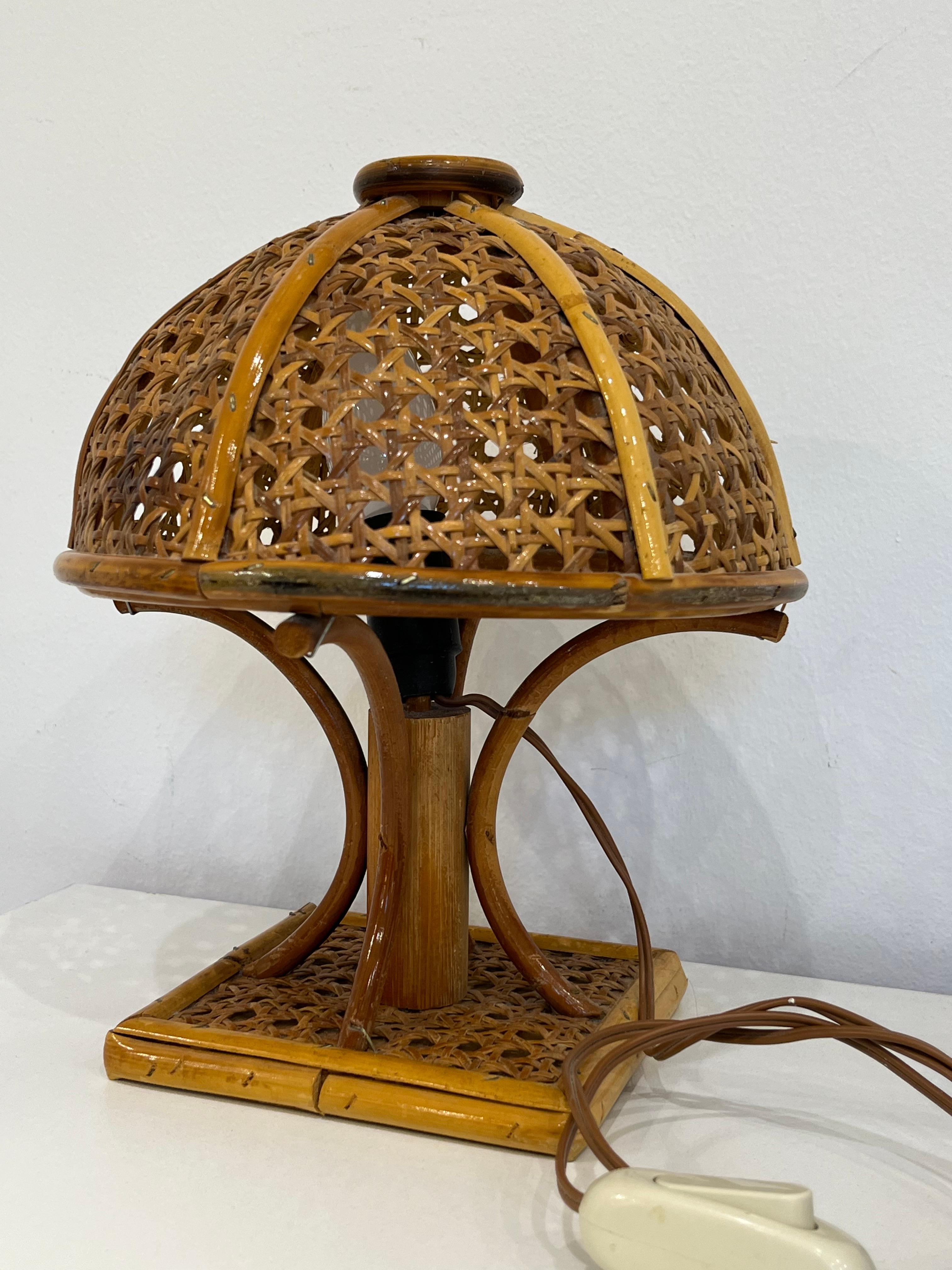 Juego de 2 Lámparas de mesilla de noche de ratán y bambú de mediados de siglo, años 60 en Bueno estado para la venta en Palermo, IT