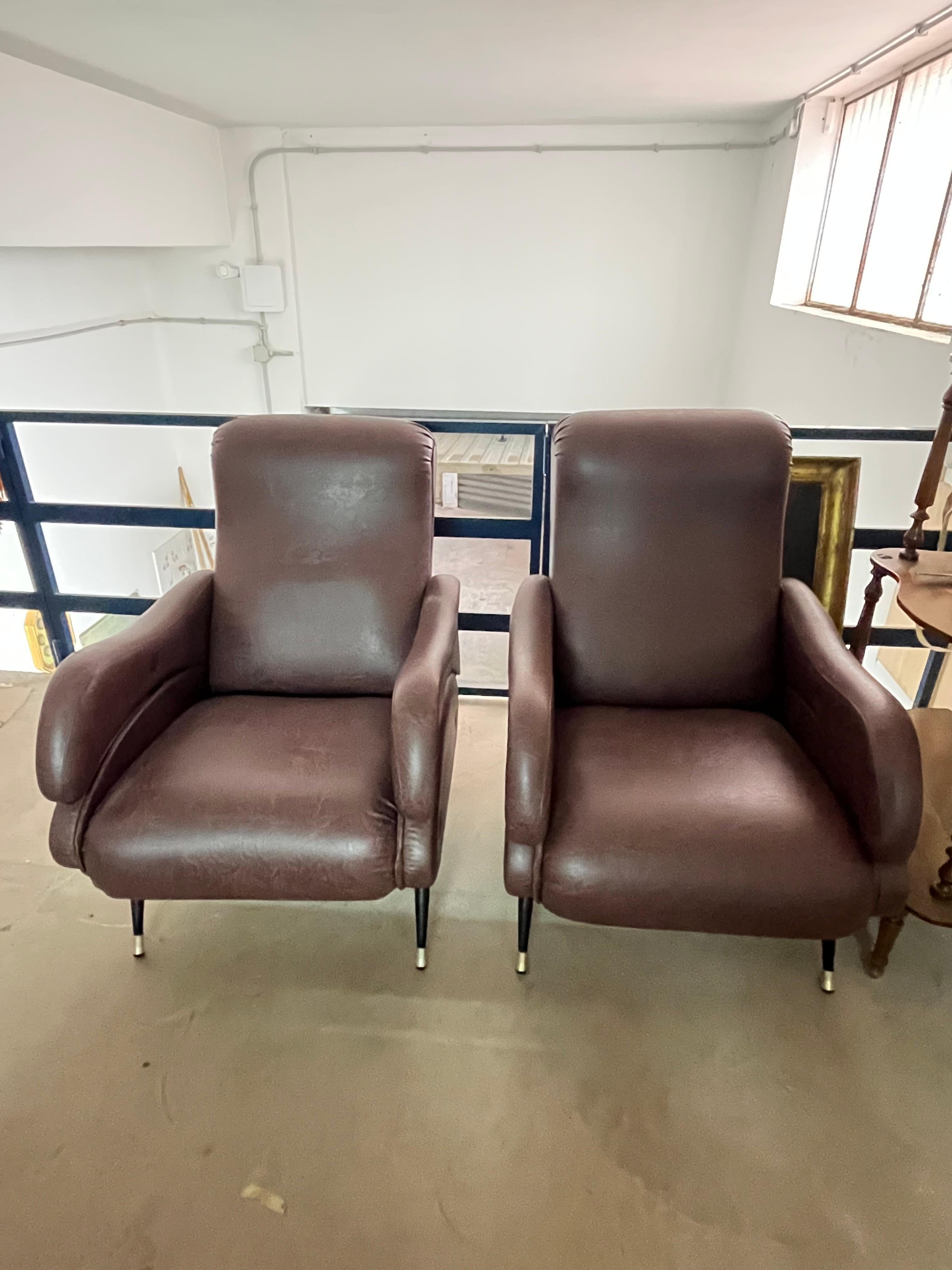 Set of 2 Mid-Century reclining armchairs attributed to Nello Pini, 1960s
Covered in brown skai (synthetic leather), metal legs.
Reupholstered and in good condition.