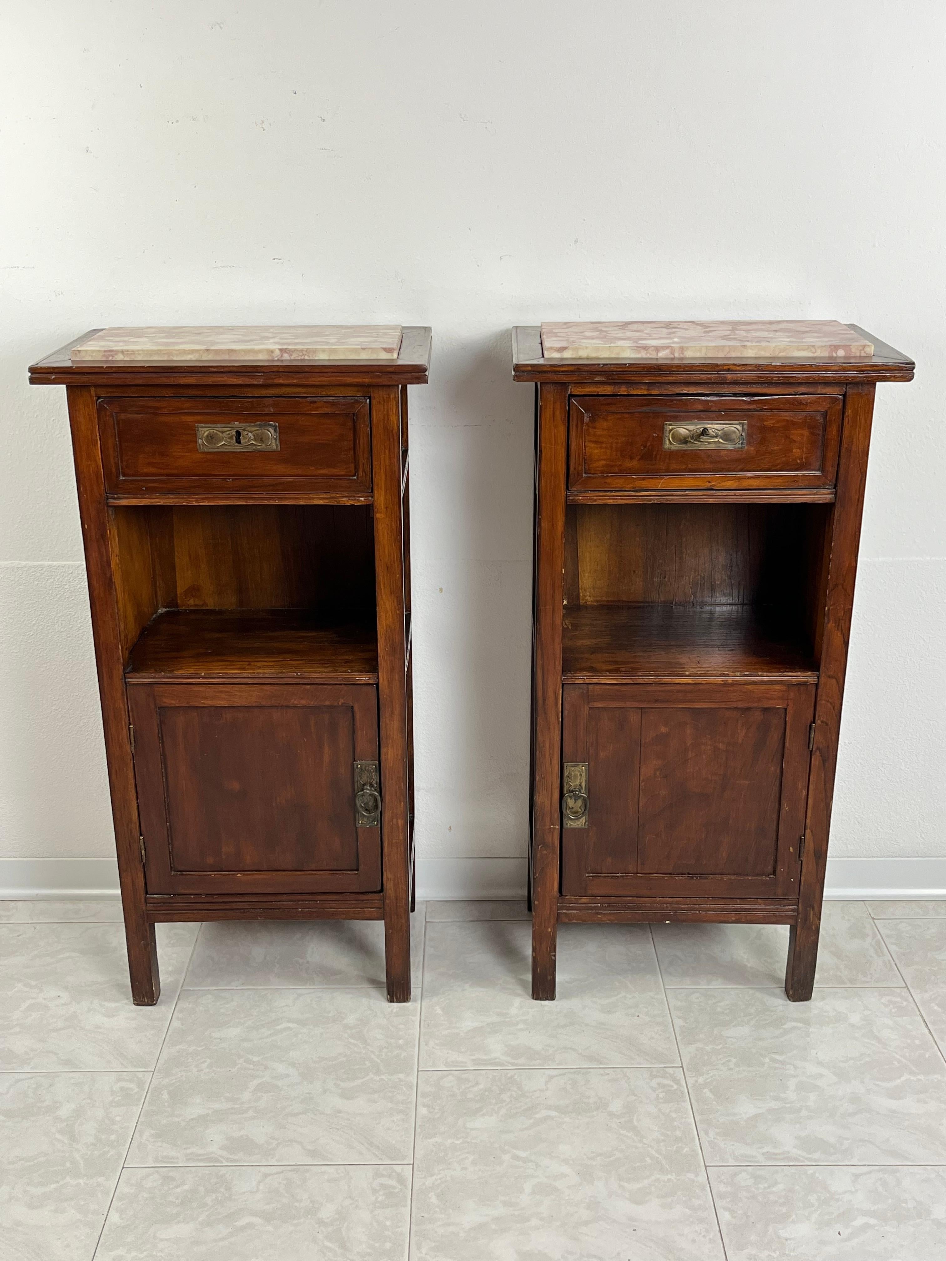 Set of 2 Mid-Century Sicilian wood and marble bedside tables 1930s.
Found in a nobleman's villa.
Good condition, small signs of aging.

We guarantee adequate packaging and will ship via DHL, insuring the contents against any breakage or loss of the