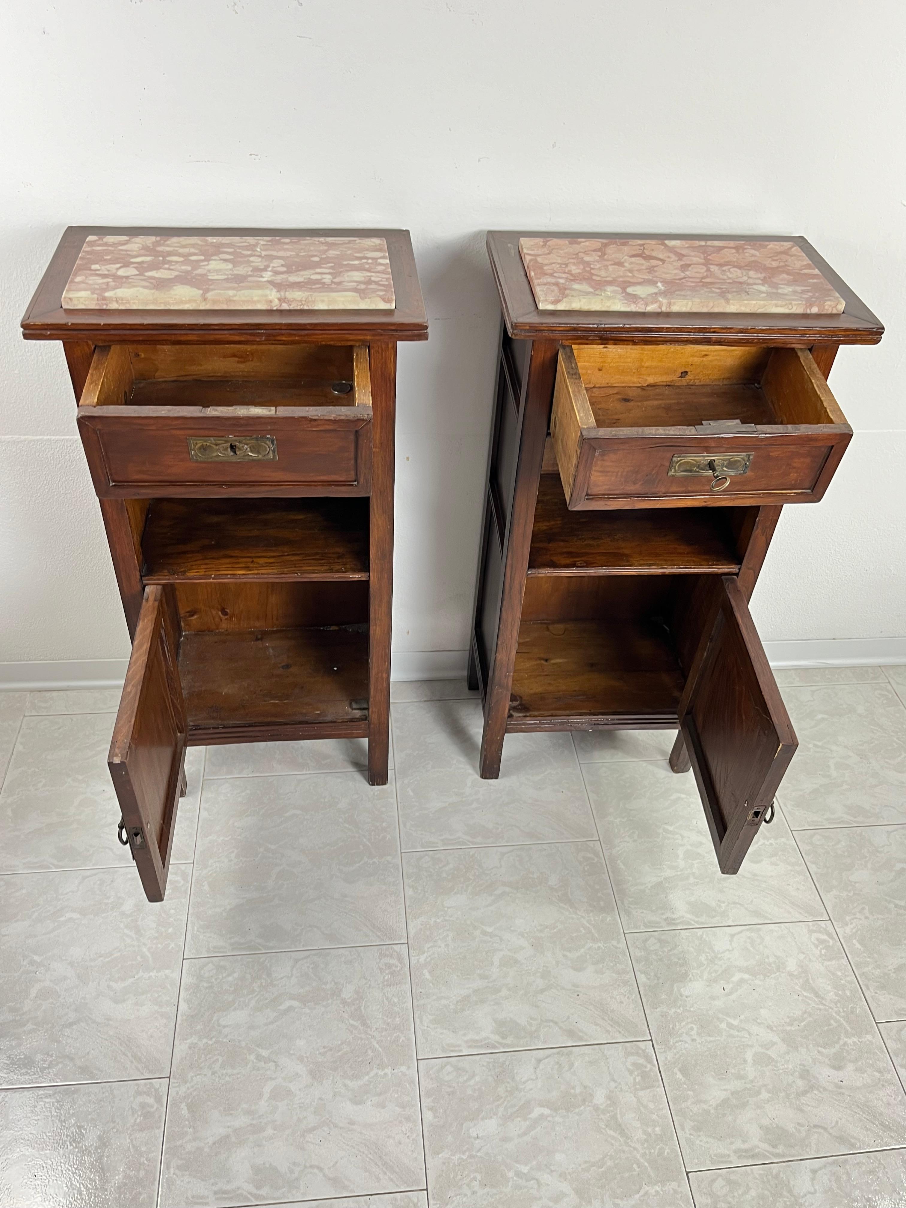 Set Of 2 Mid-Century Sicilian Wood And Marble Bedside Tables 1930s In Good Condition For Sale In Palermo, IT