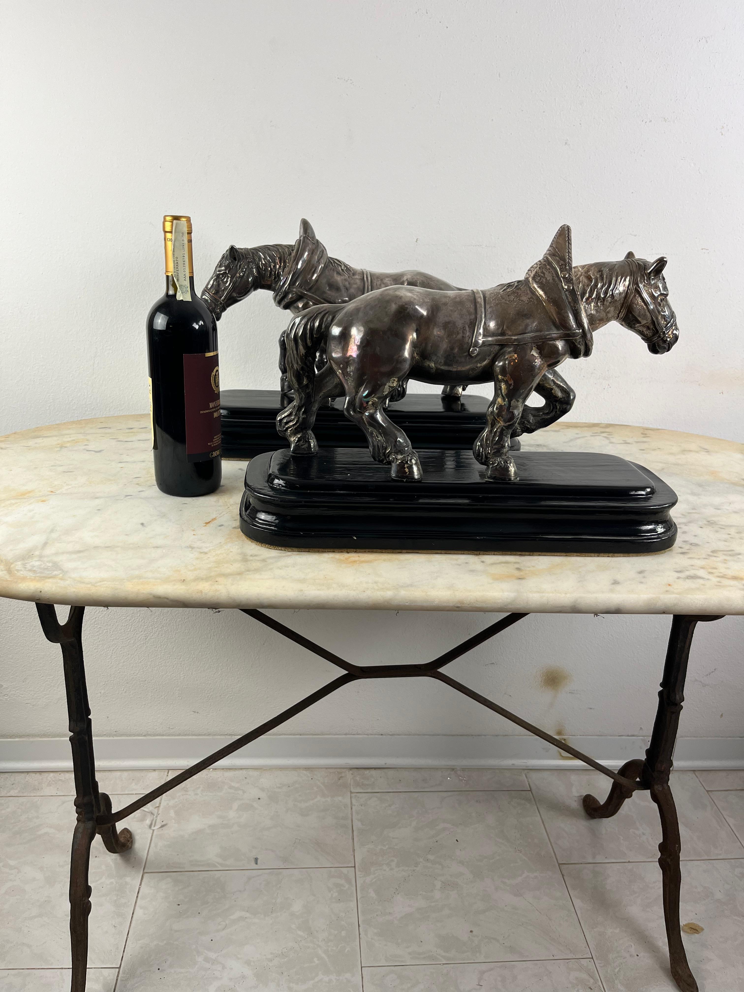 Set di 2 cavalli in bronzo argentato di metà secolo, attribuito a Jean Joire, anni '30
Base in legno, intatta e in buone condizioni. 
 Jean Victor François Joseph Joire (5 settembre 1862 - 8 settembre 1950) è stato uno scultore francese di