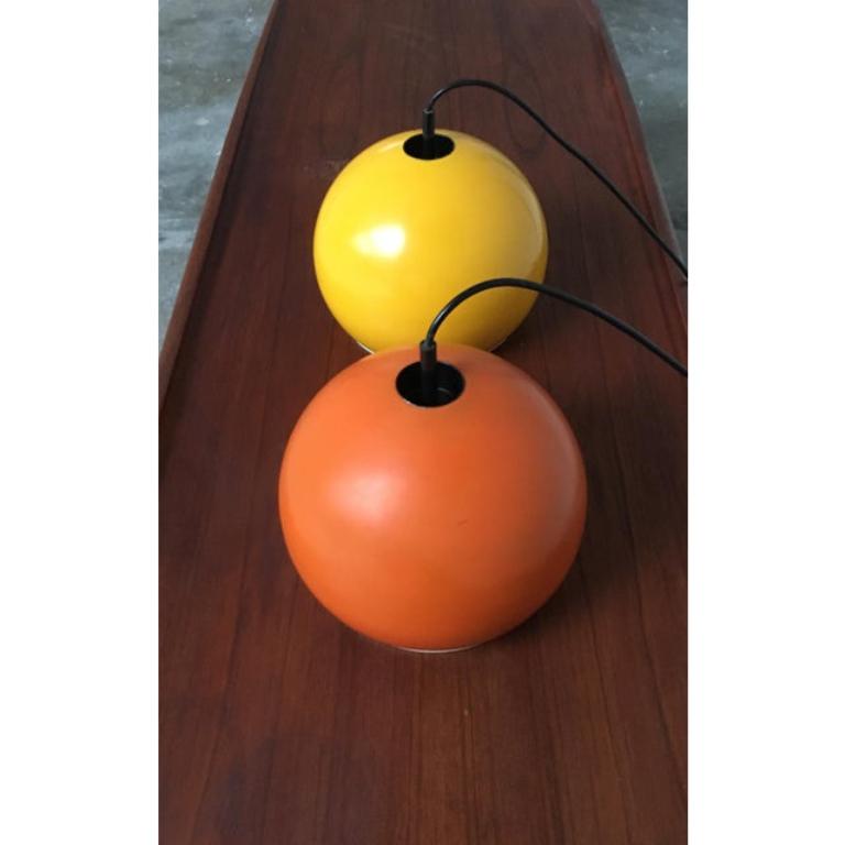 Set di 2 lampade a sospensione a sfera della metà del secolo scorso, anni '60 in vendita 6