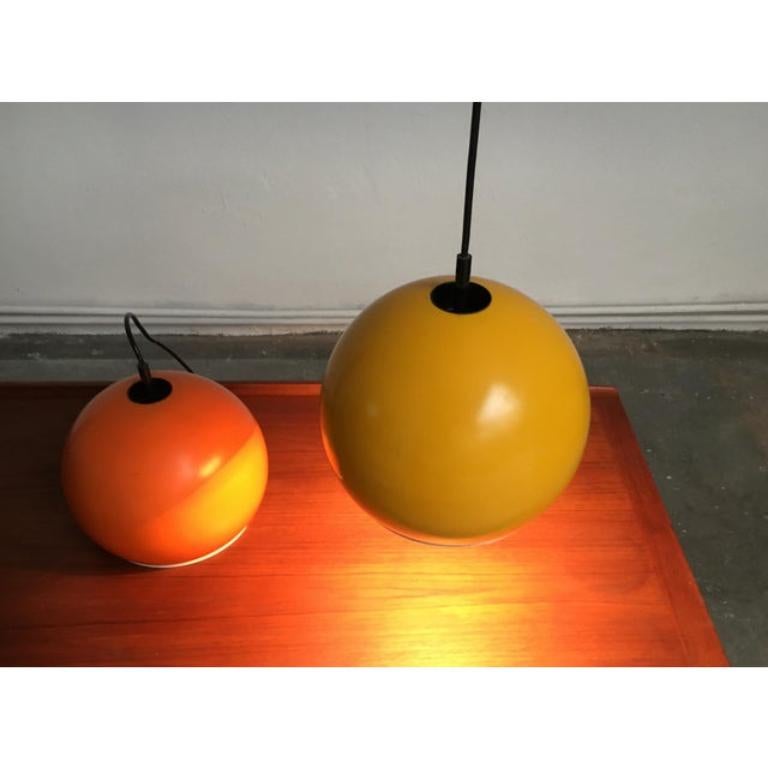 2 lampade a sospensione a sfera del Mid Century in giallo e arancione.

Metallo di qualità pesante. Oltre ai colori radiosi, un'altra caratteristica speciale è il riflettore bianco all'interno, che fuoriesce nel bordo inferiore. Fino a 250V
