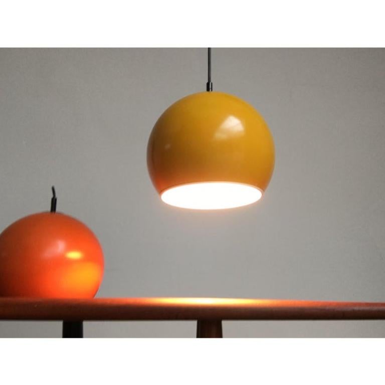 Mid-Century moderno Set di 2 lampade a sospensione a sfera della metà del secolo scorso, anni '60 in vendita