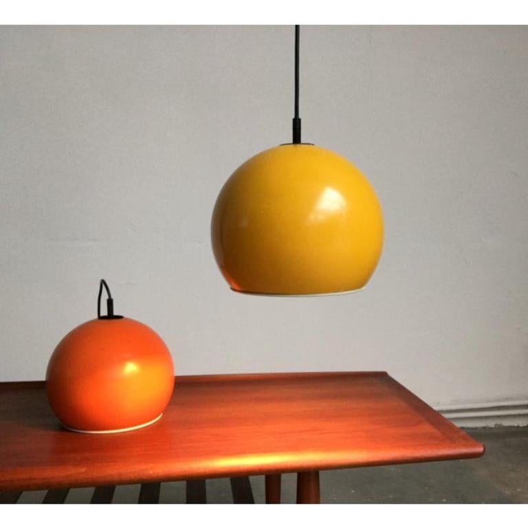 Set di 2 lampade a sospensione a sfera della metà del secolo scorso, anni '60 In condizioni buone in vendita a Hamburg, DE