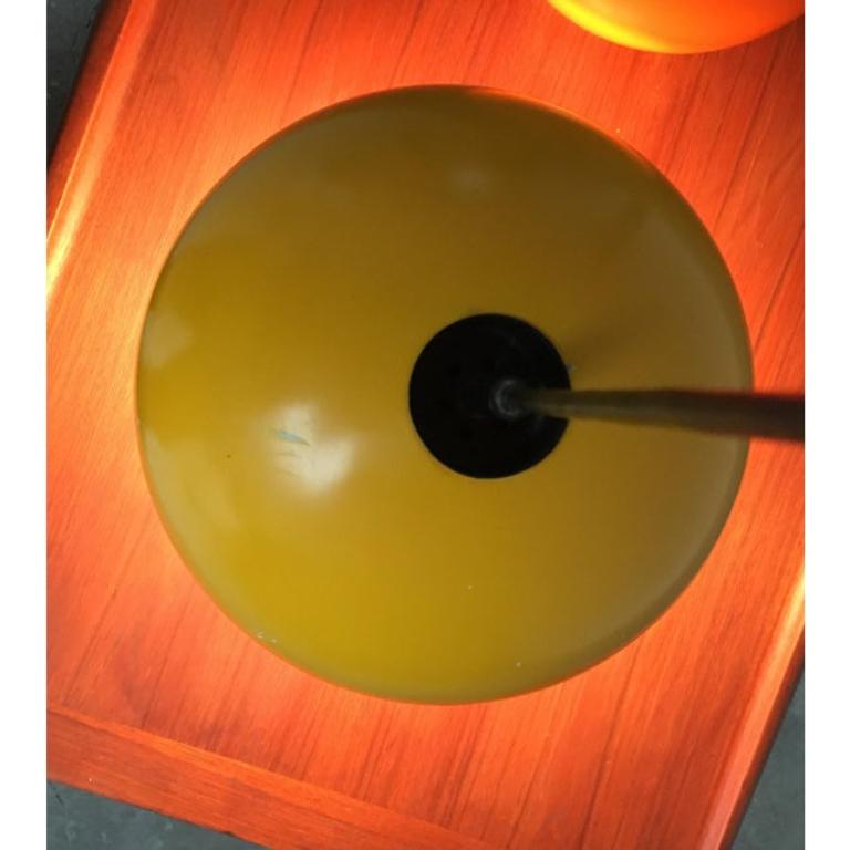 XX secolo Set di 2 lampade a sospensione a sfera della metà del secolo scorso, anni '60 in vendita