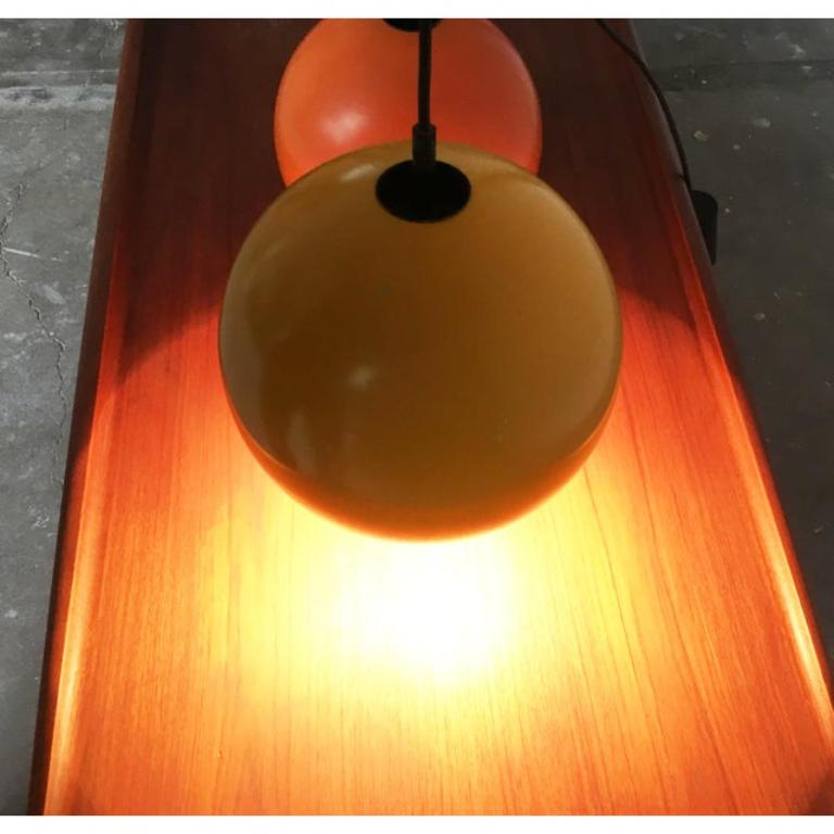 Metallo Set di 2 lampade a sospensione a sfera della metà del secolo scorso, anni '60 in vendita